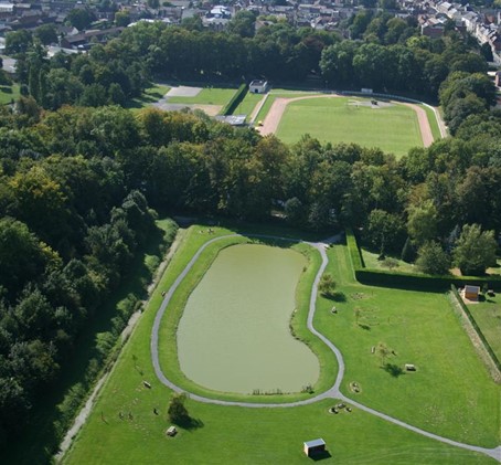 Plan d_eau et terrain de sport vue du ciel.jpg