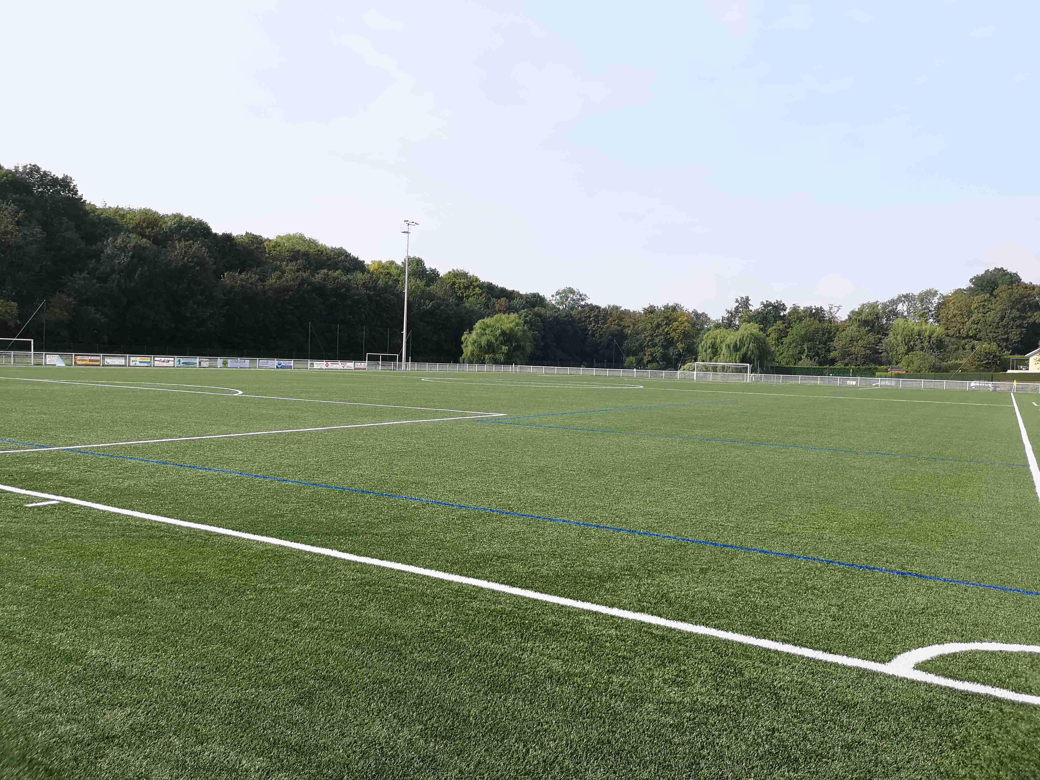 TERRAIN DE FOOT SYNTHETIQUE.jpg