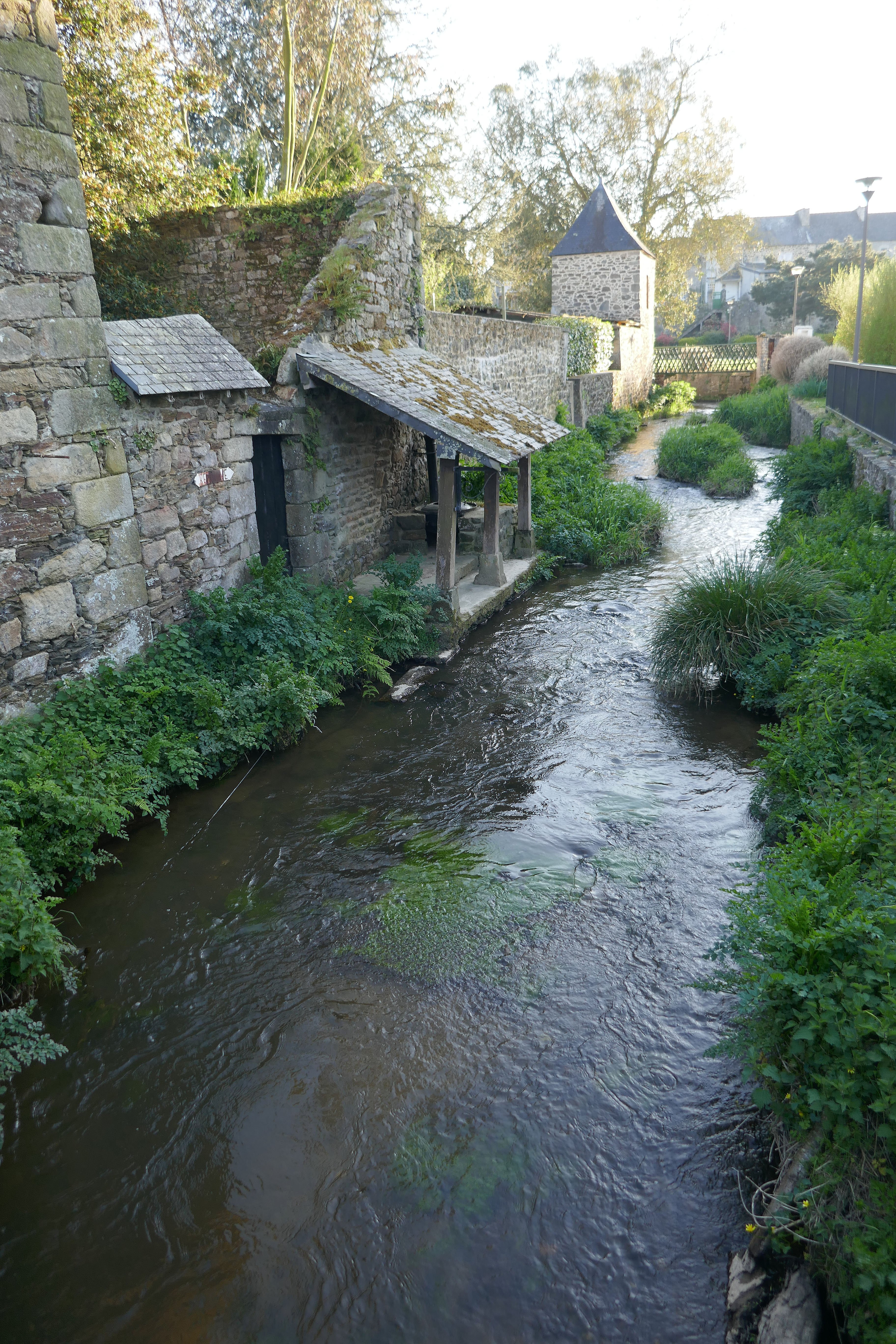 14-Rivière de l'Arguenon et lavoir depuis le pont de la Triballe