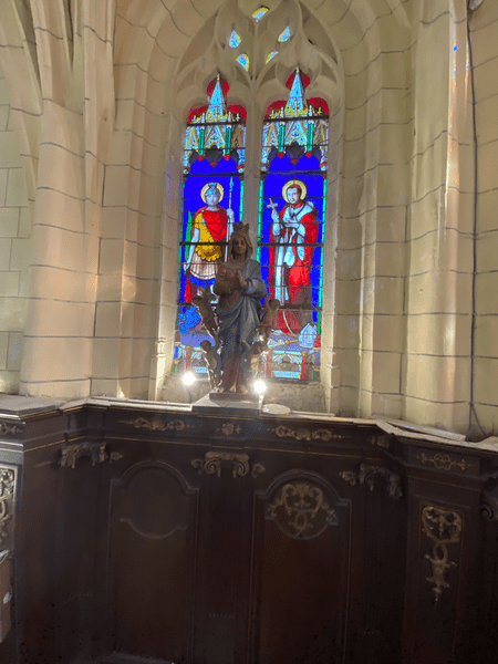 eglise interieur vitraux.png
