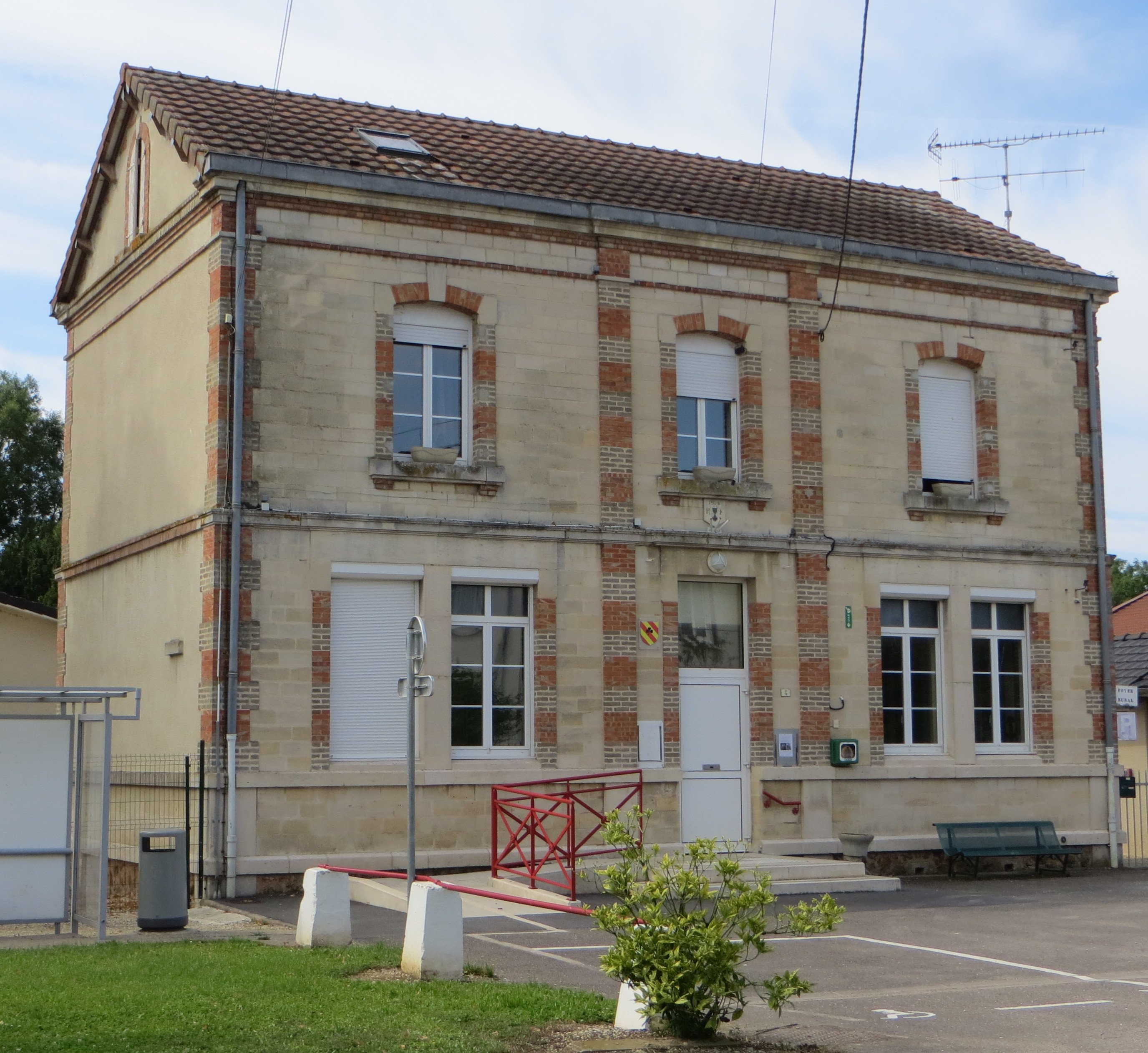 Reims-la-Brûlée_-Mairie.jpg