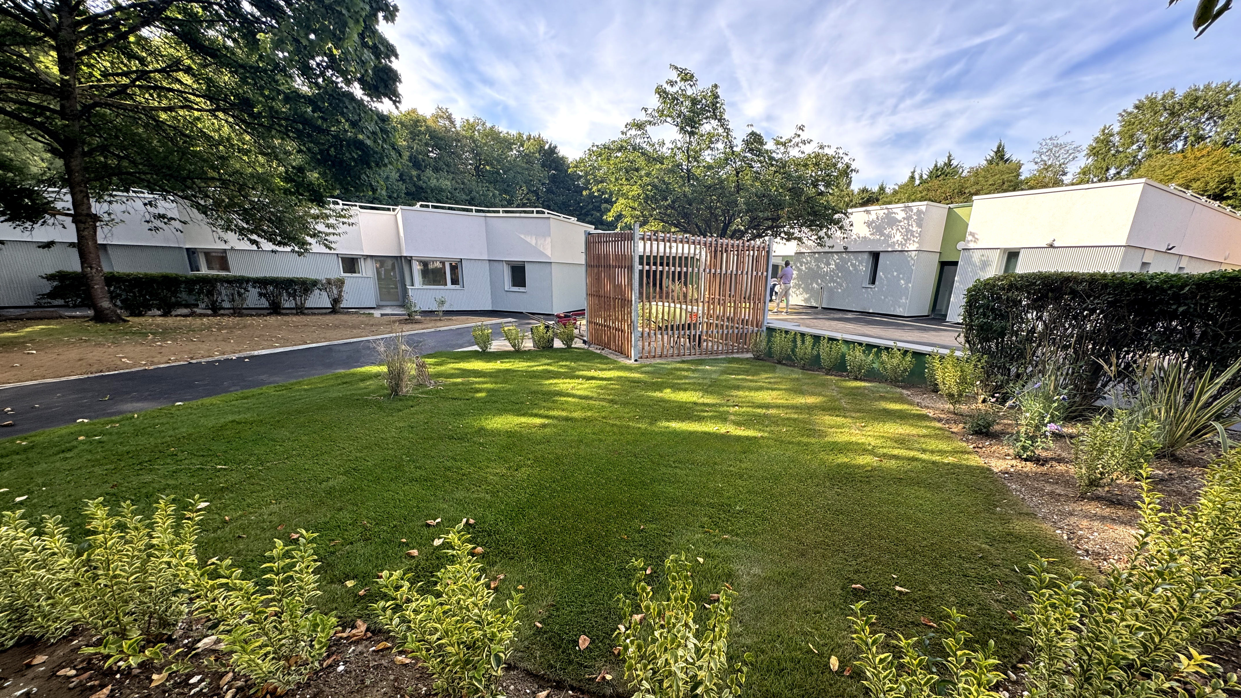 vue de l'exterieur l'école maternelle verdoyante