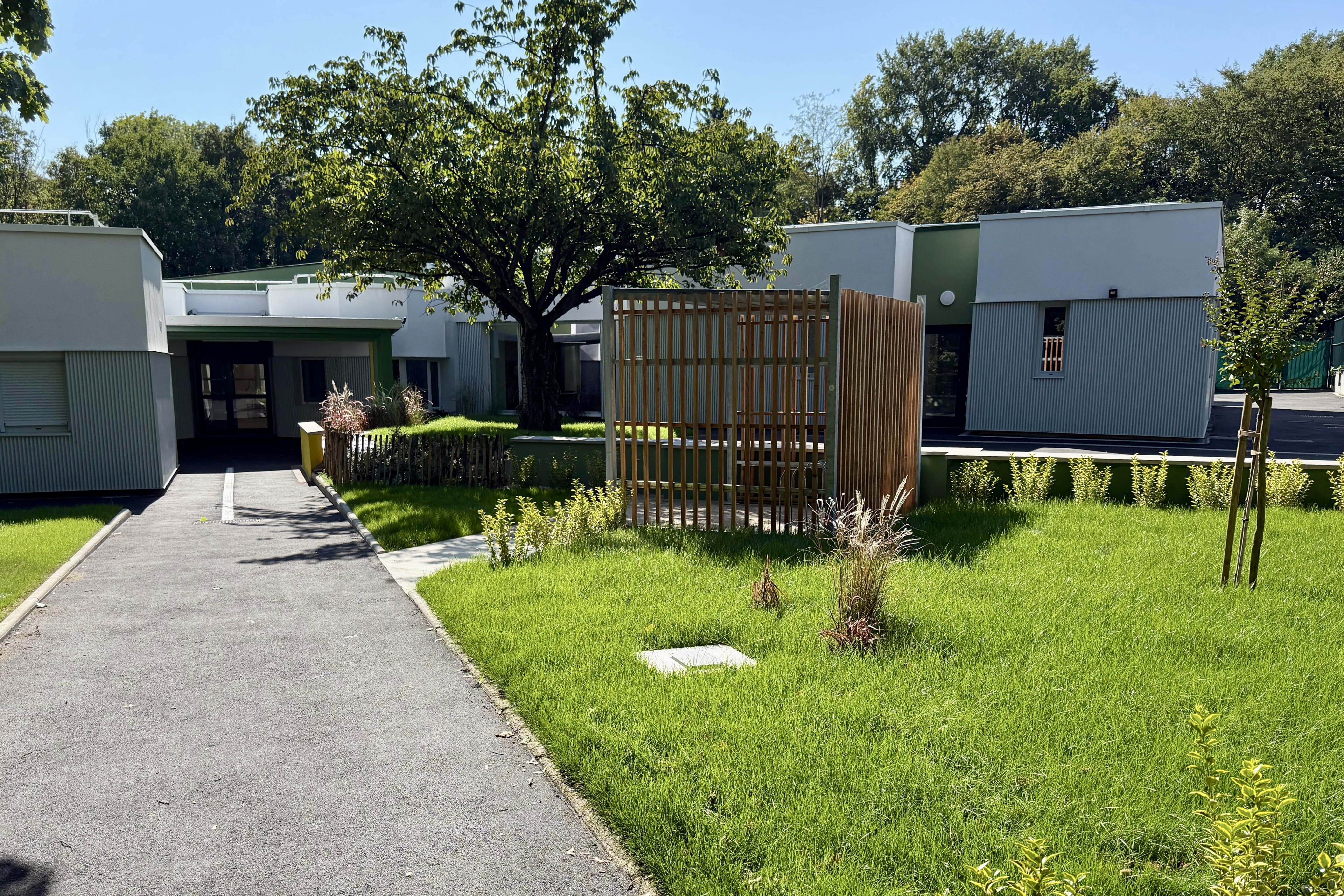 l'extérieur de l'école maternelle dans un cadre verdoyant. 