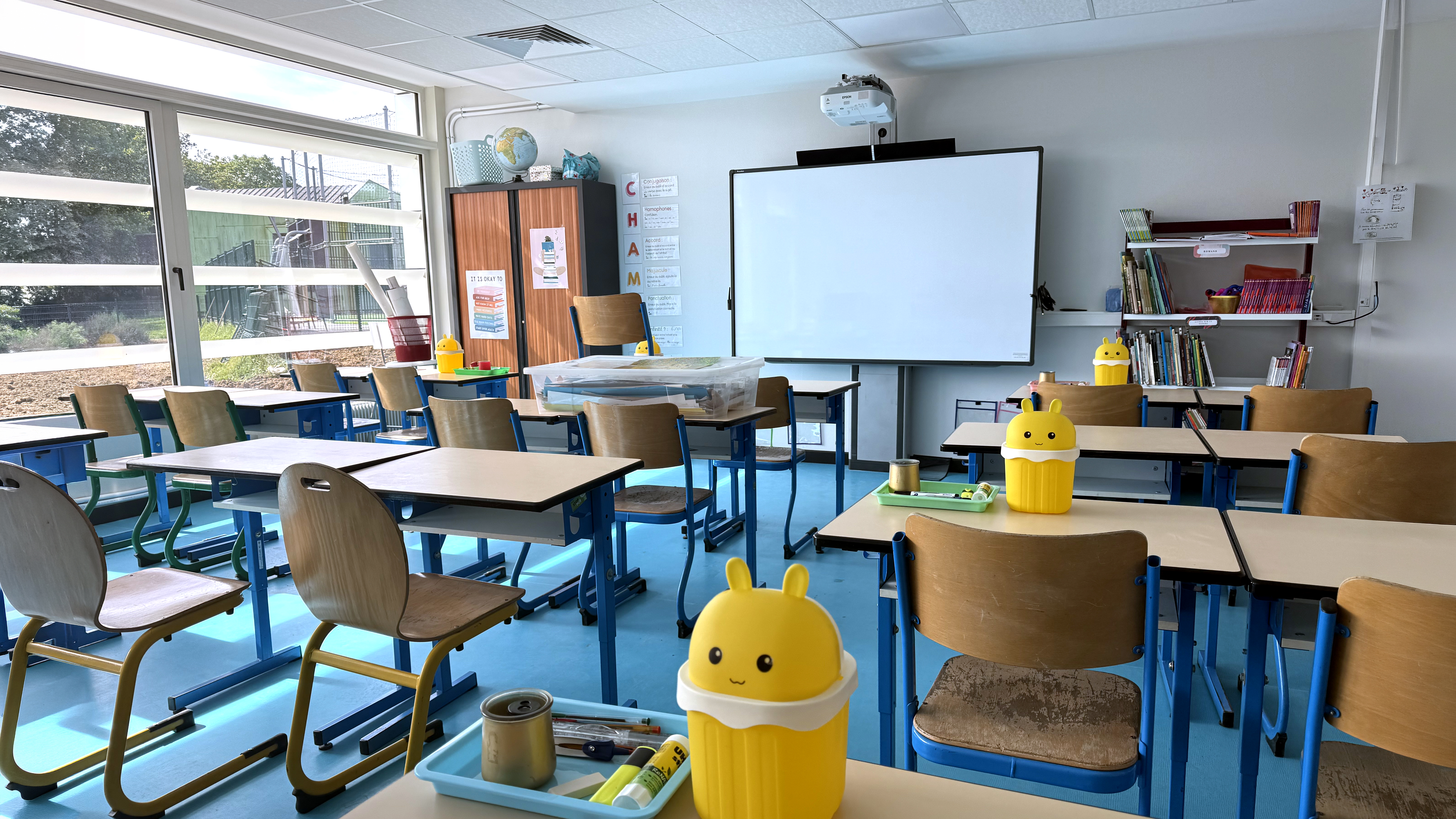 Salle de Classe lumineuse avec tables et chaises 