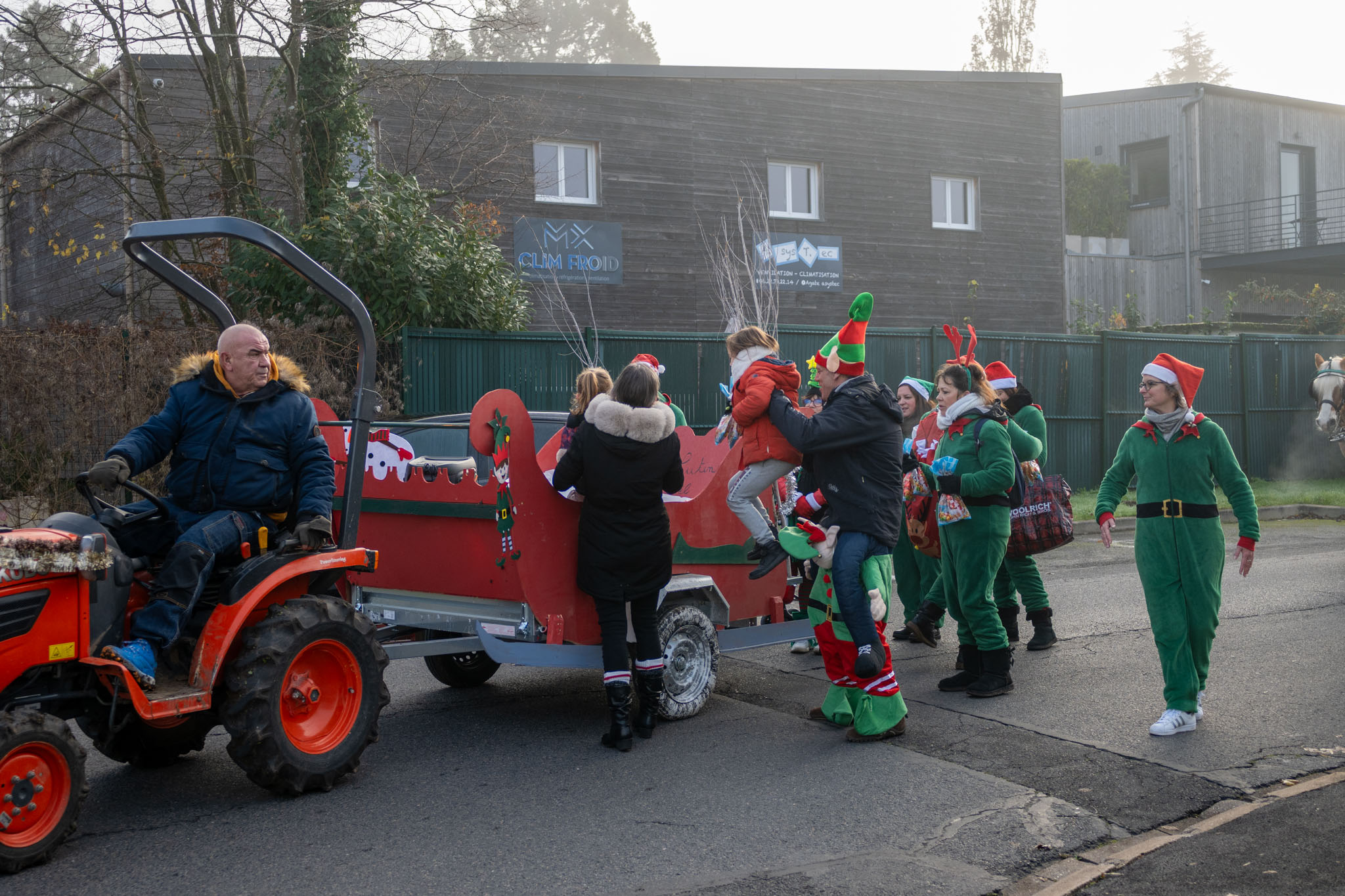2023-défilé-noel-LumiPoullaouecBD-07.jpg