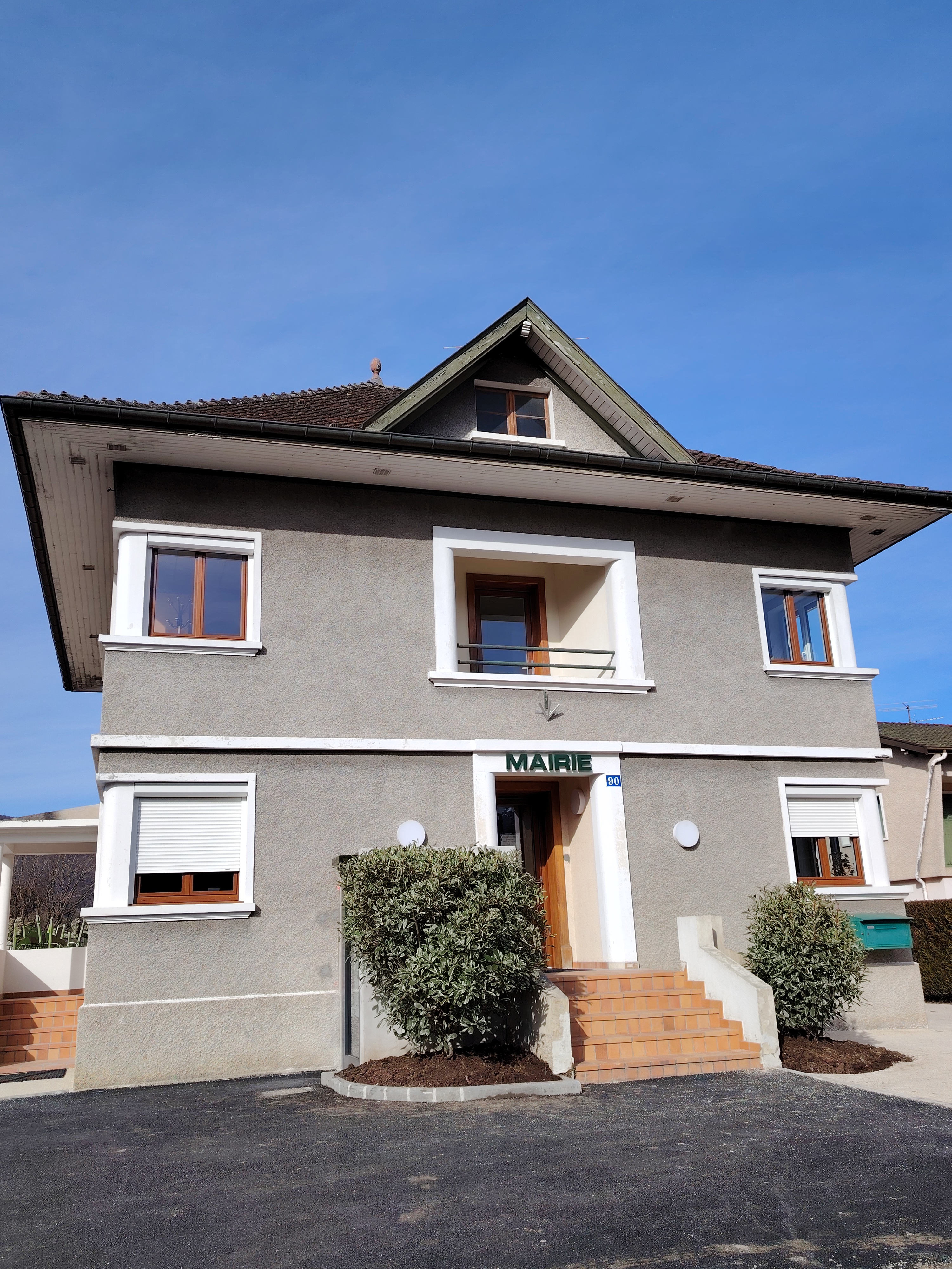 2023-03-06 Nouvelle Mairie Maison Lachavanne avec arbustes _3_.jpg