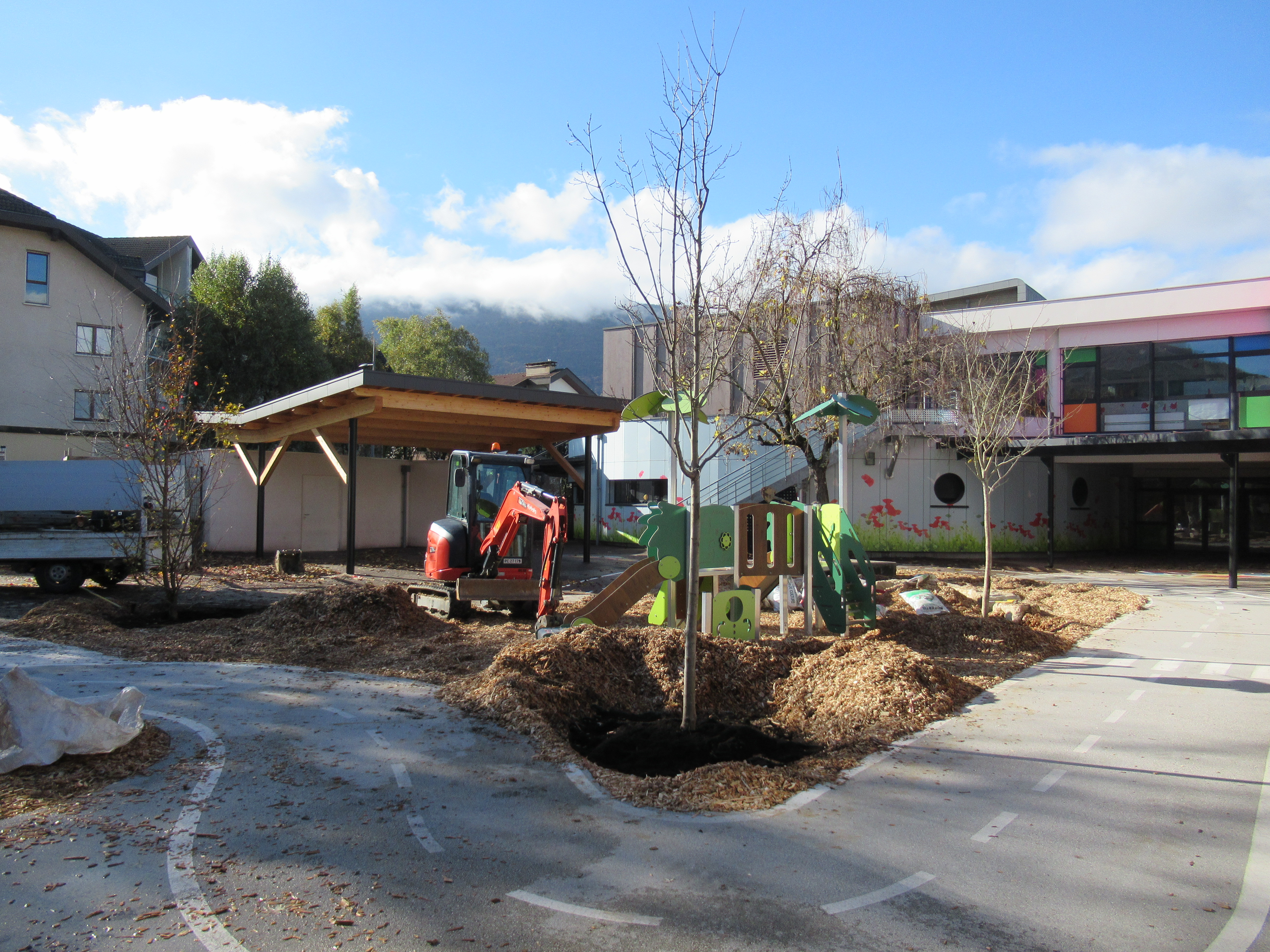 2025-10-30 Plantation 3 arbres cour école maternelle - OK.JPG
