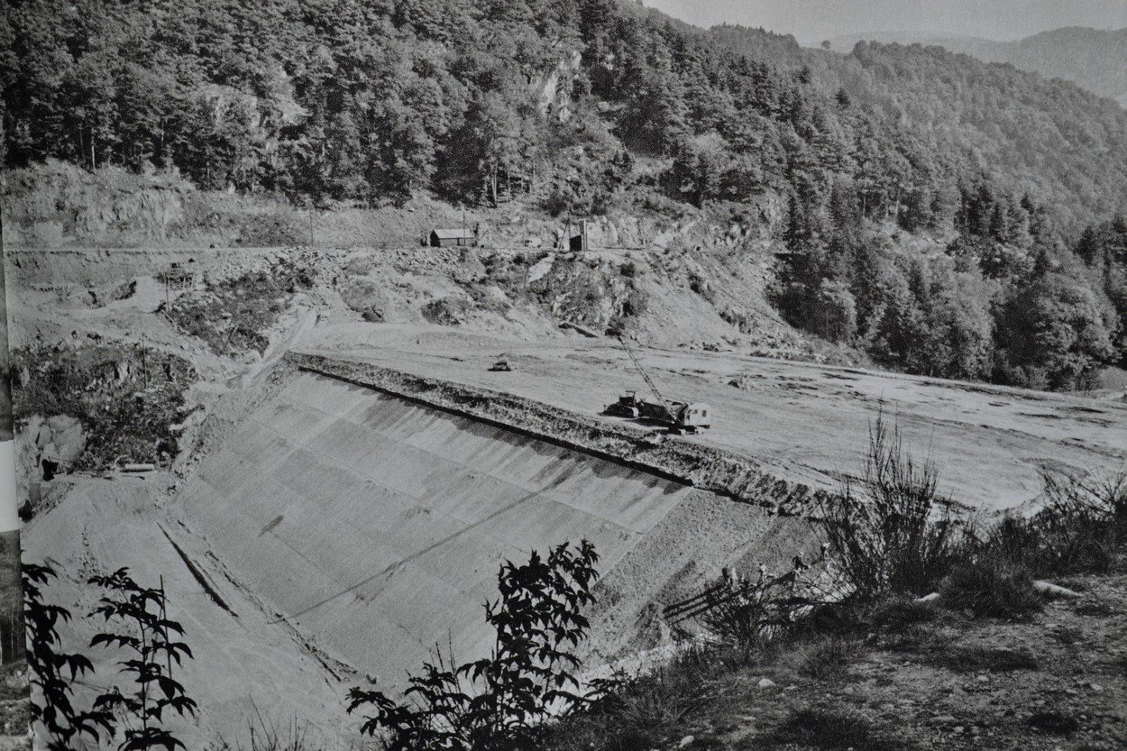 vue aérienne construction haut de la digue