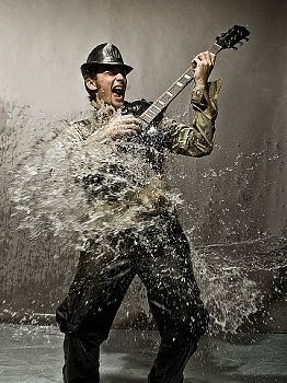 guitariste eau.jpg