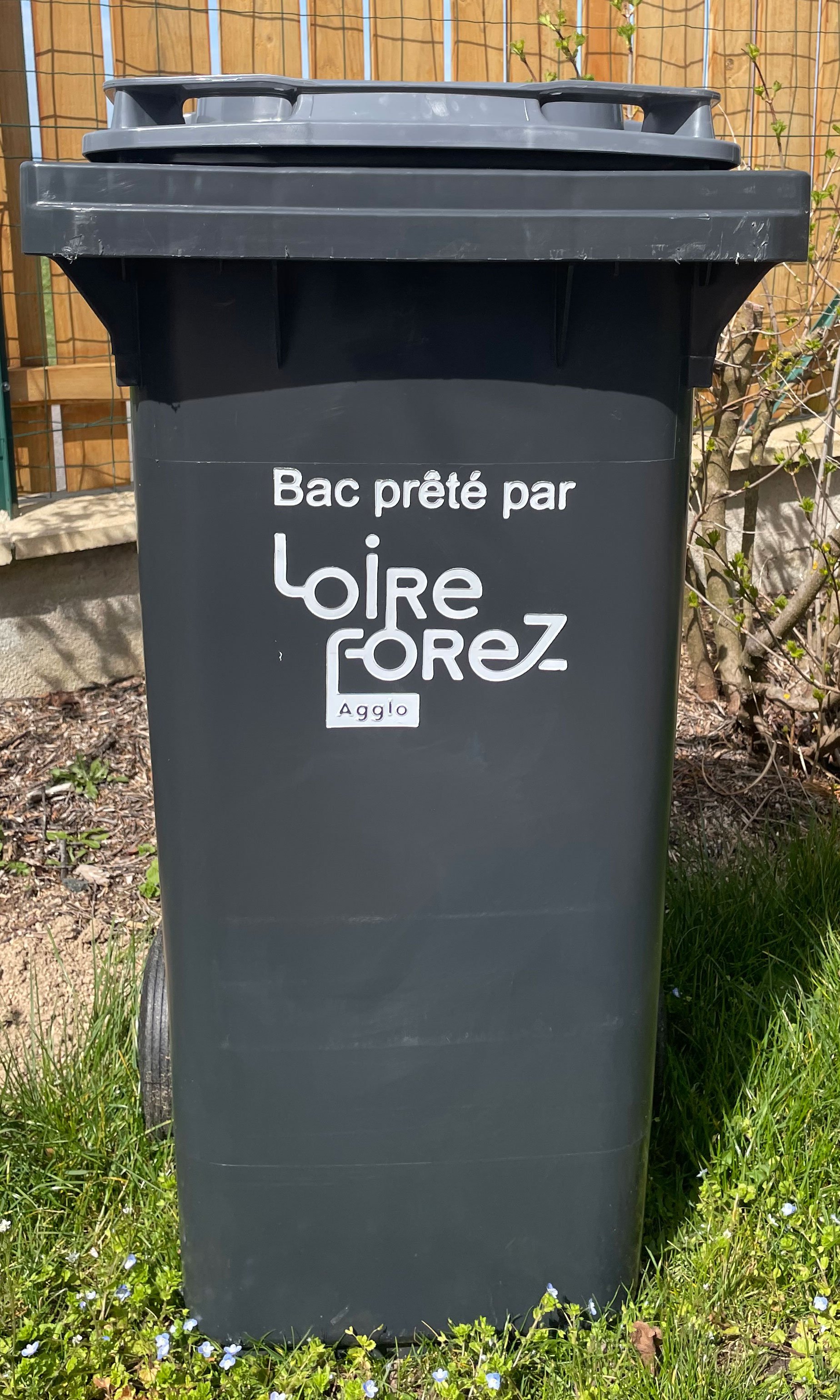 LFA_poubelle_grise.jpg