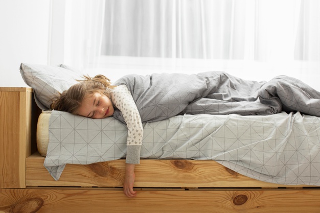vue-frontale-girl-dormir-dans-lit.jpg