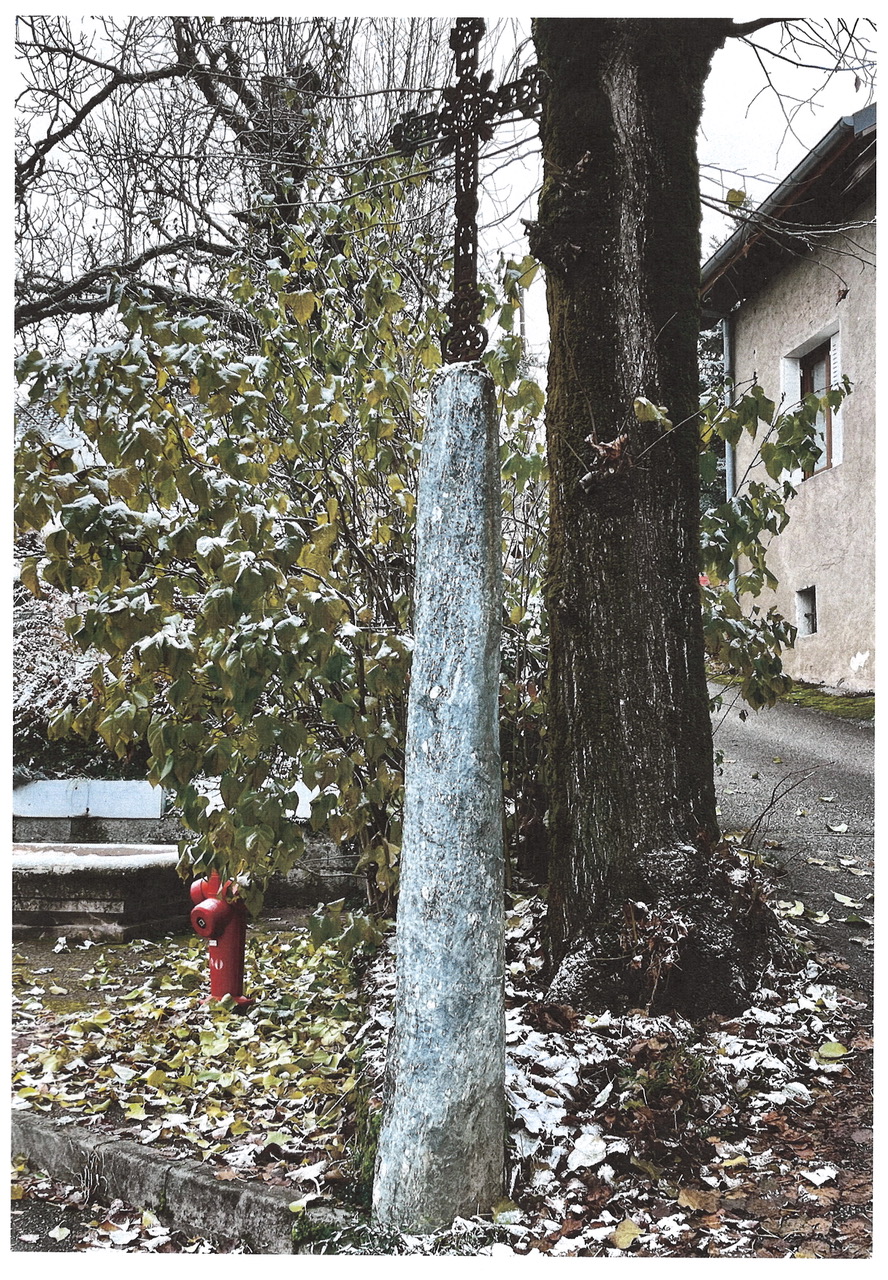 Croix de Mission a socle Burgondes St Jean d_Arvey.jpeg