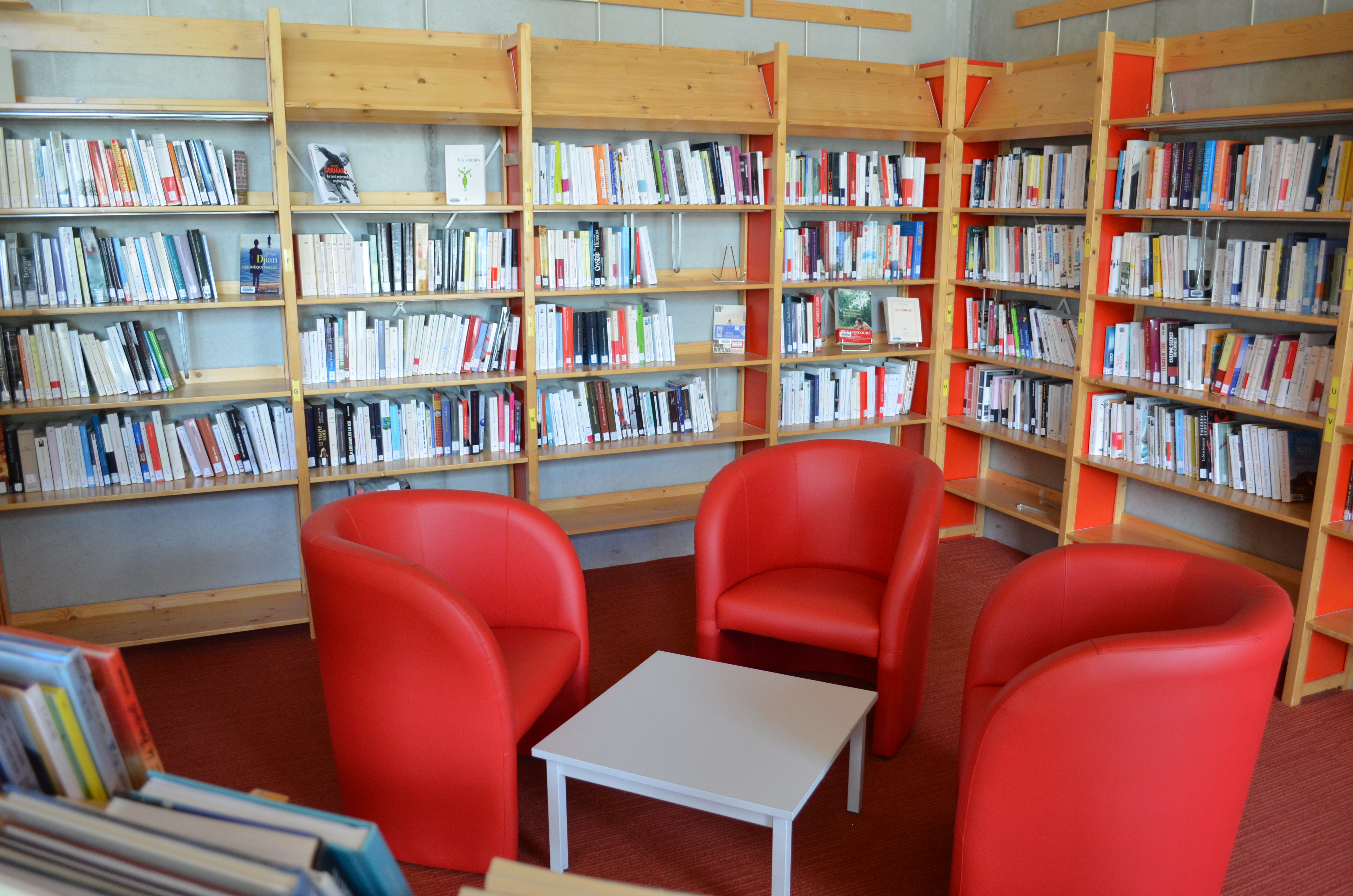 Bibliothèque fauteuil rouge.JPG