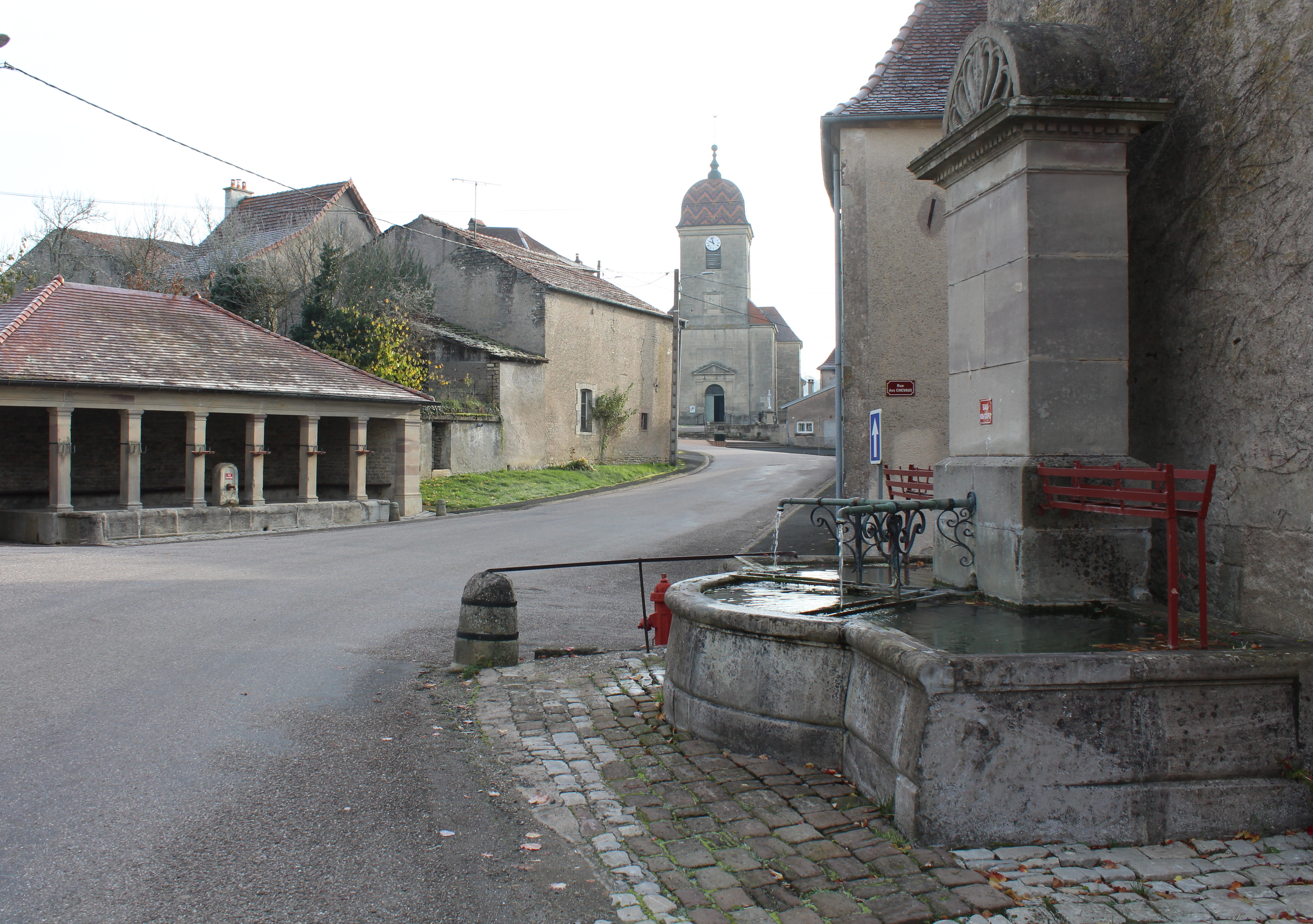 fontaine publique lavoir.jpg