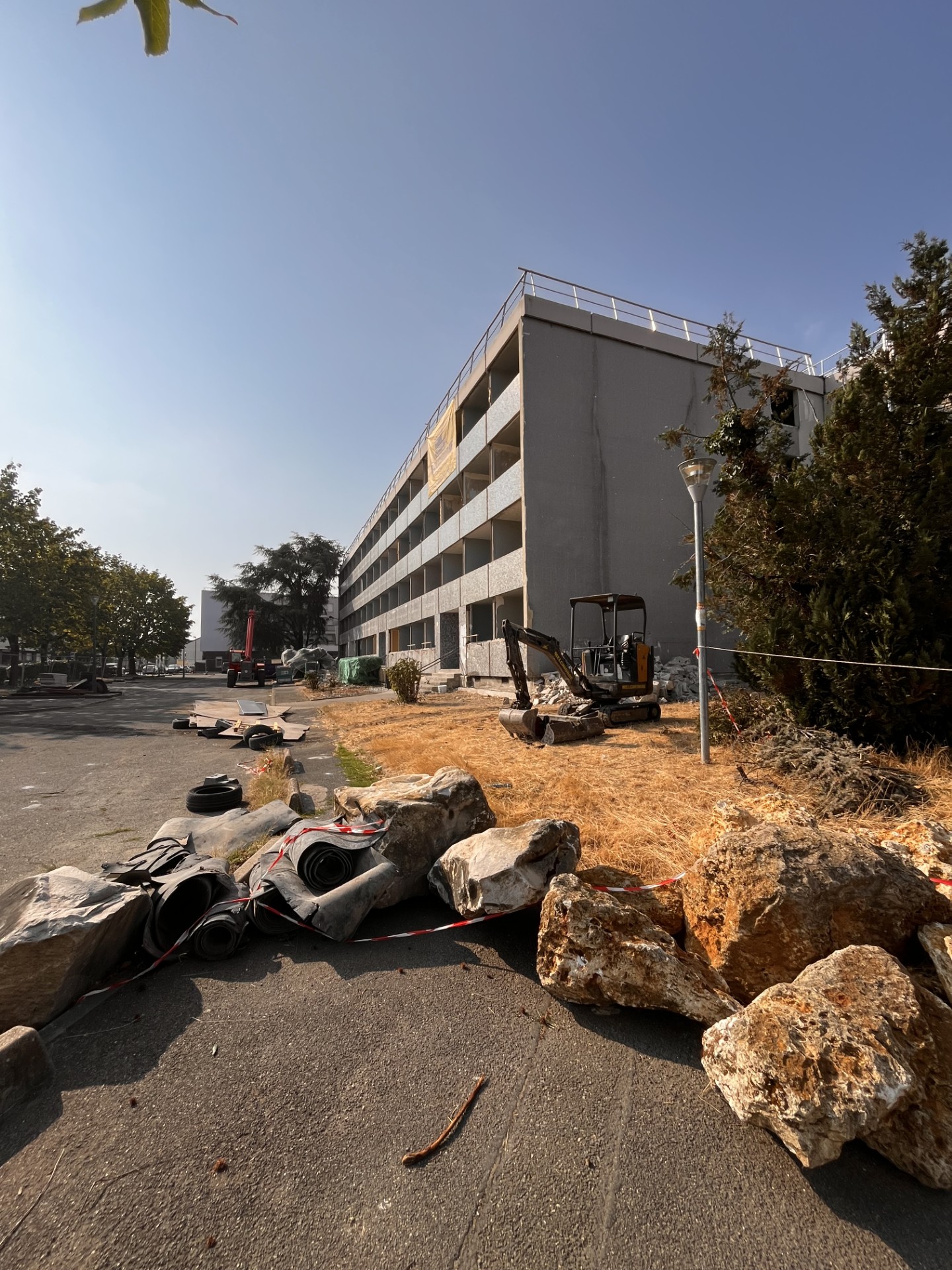08-19 Demolition le tiec -2.jpg