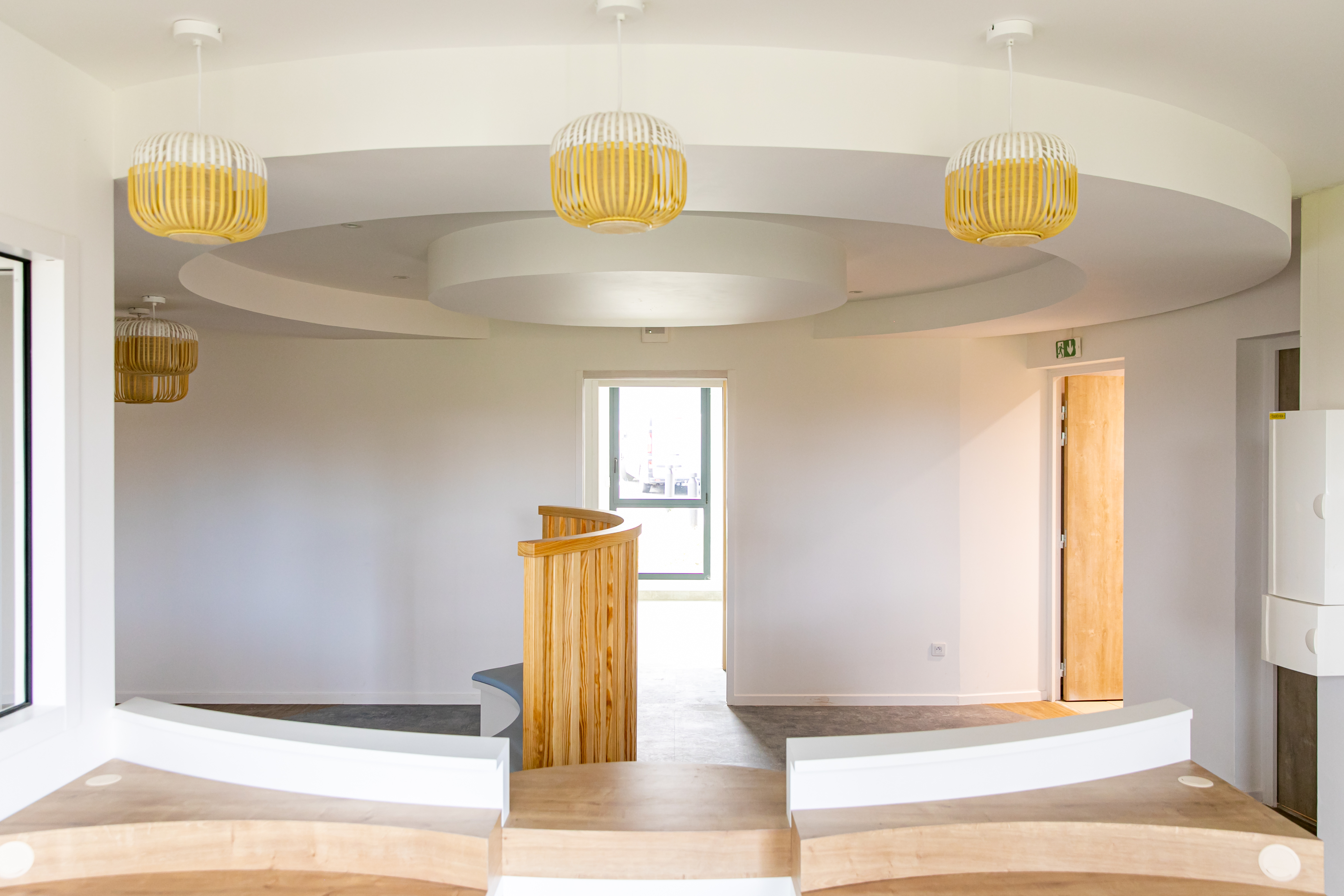 Banque d_accueil Blanc et bois _9_.jpg