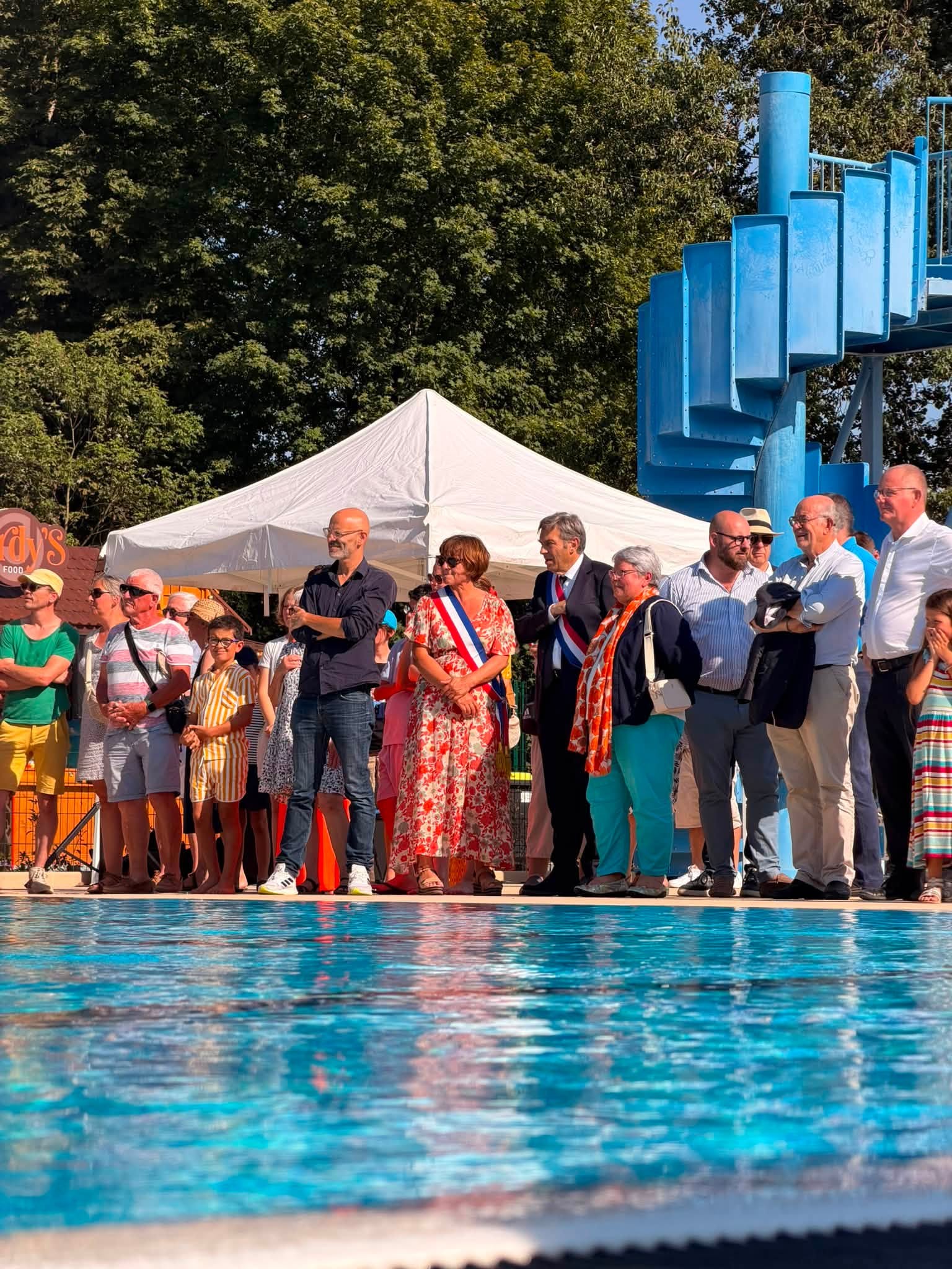 Officiels lors de l'inauguration de la piscine
