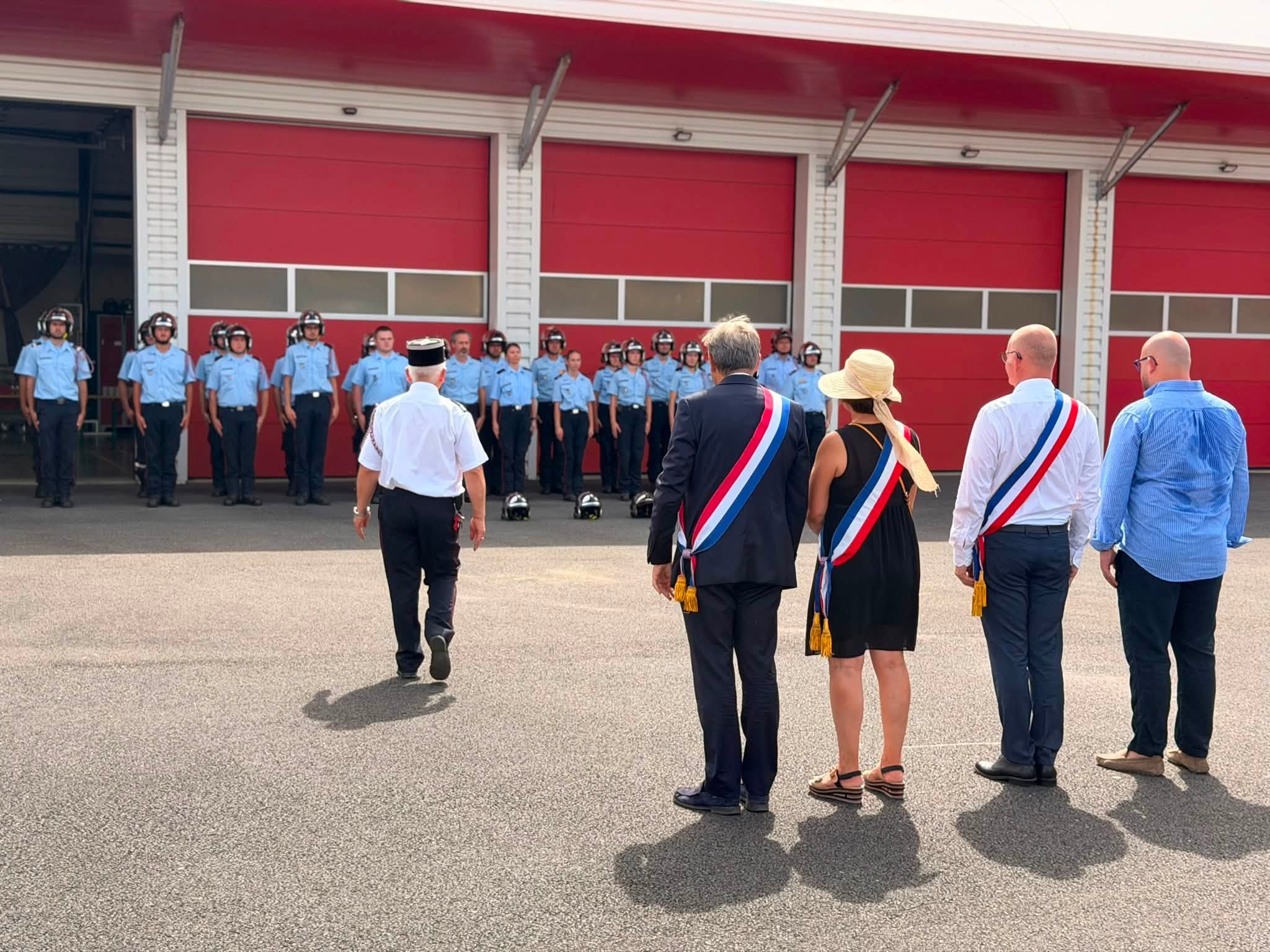Revue des troupes par les officiels
