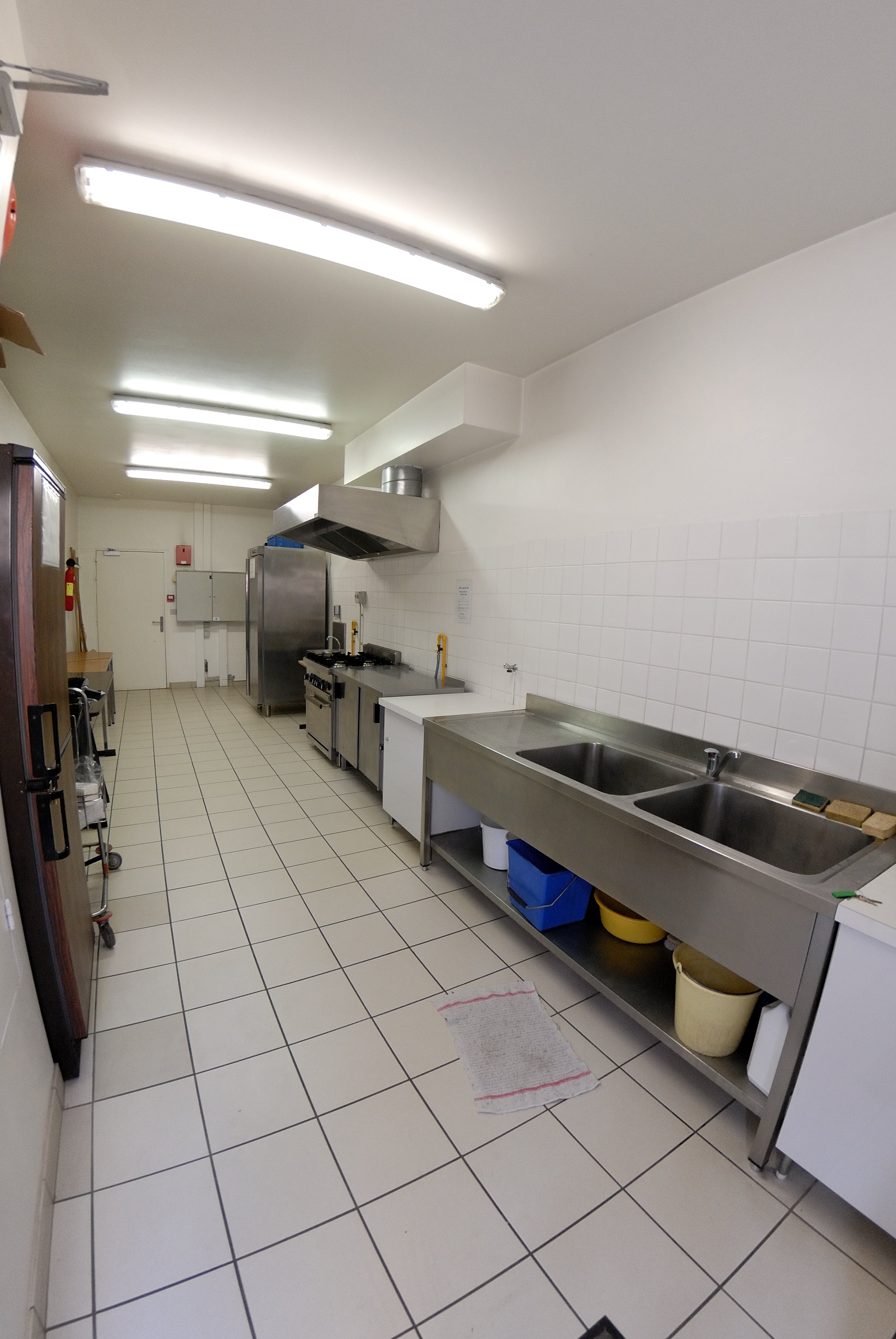 23b_ Cuisine de la salle des fêtes _2_.jpg