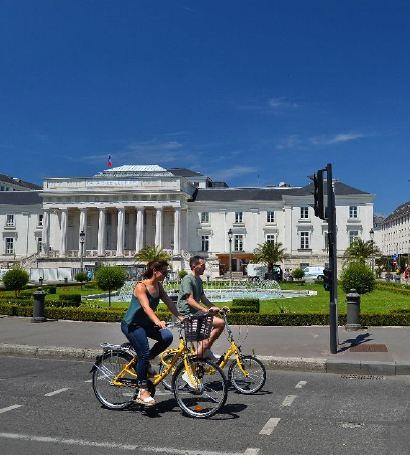 Deux personnes sur des vélos Velociti