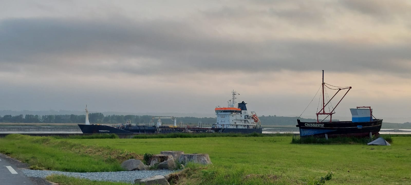 bateau sur la seine.jpg