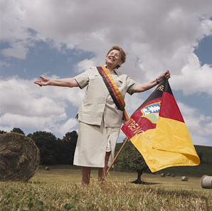 Georgette Pourchet avec le drapeau