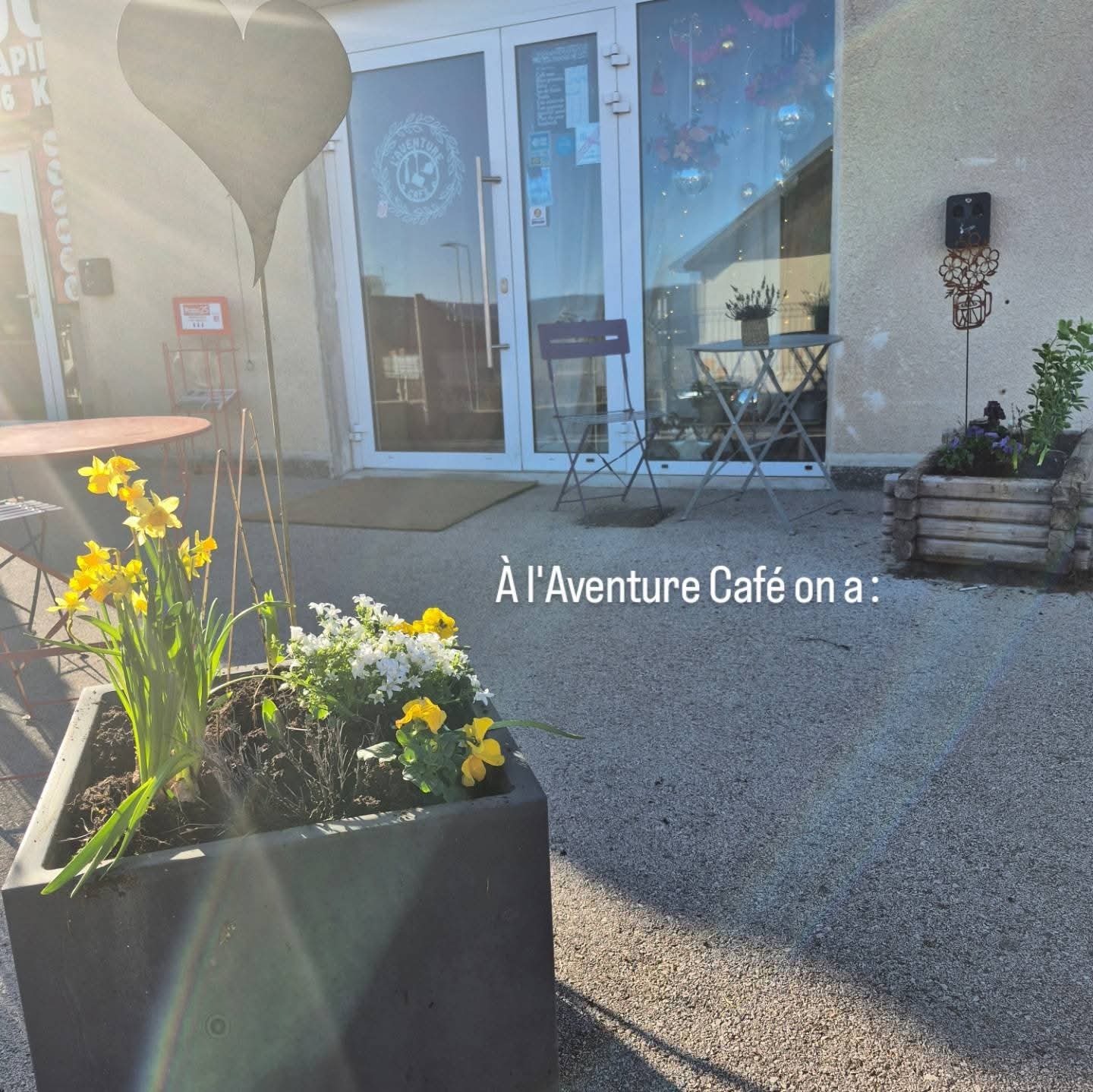 L_avenrure cafe salle 1.jpg