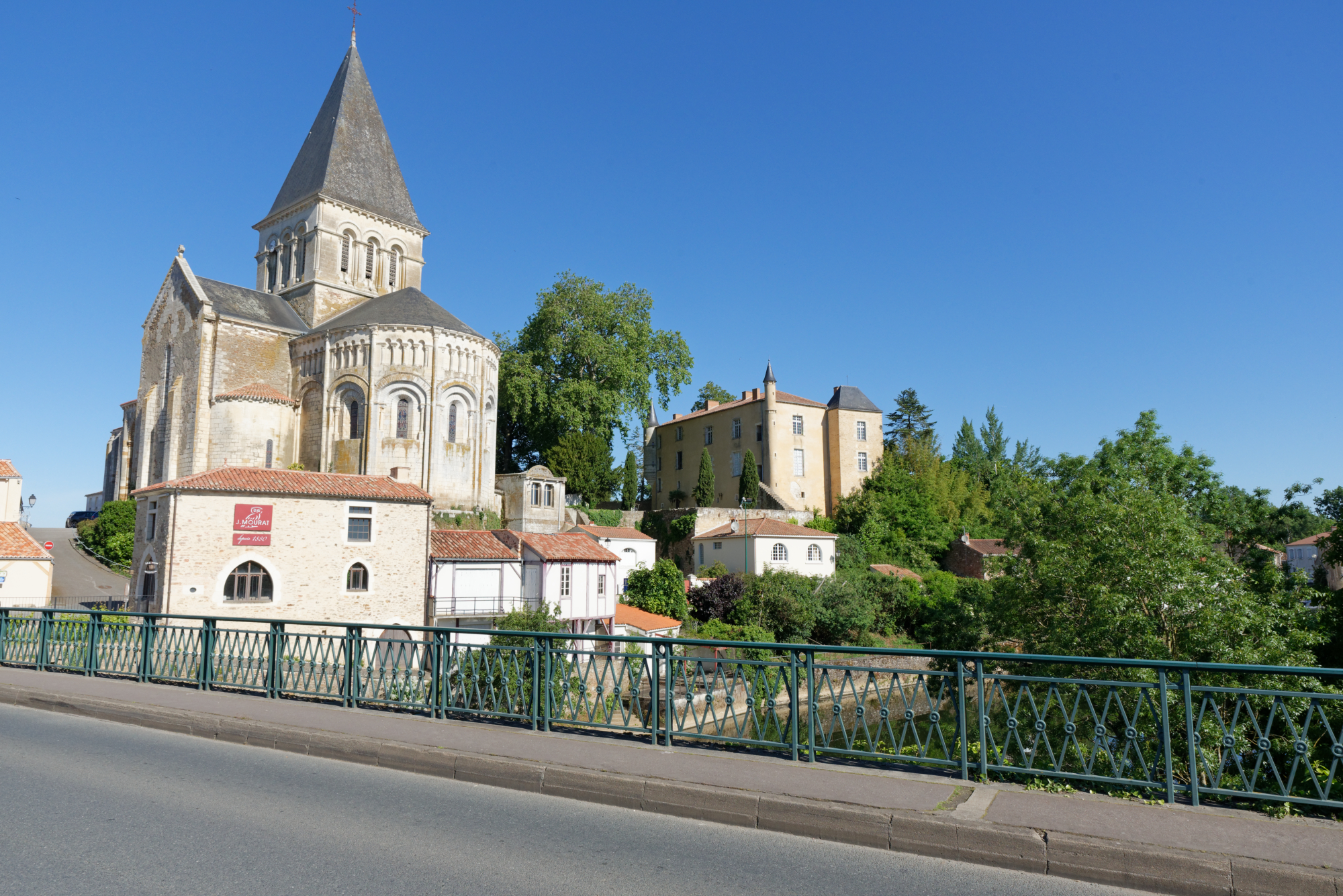 Eglise st sauveur.jpg