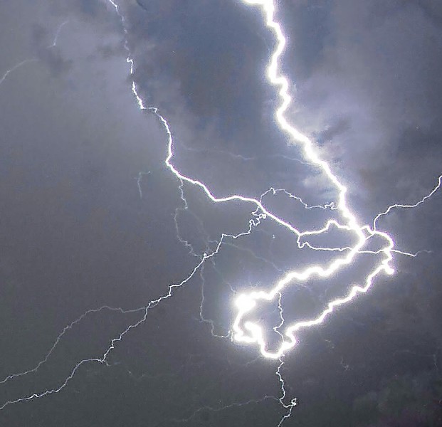 si-l-eclair-a-ete-impressionnant-ce-phenomene-est-bien_3782159.jpg
