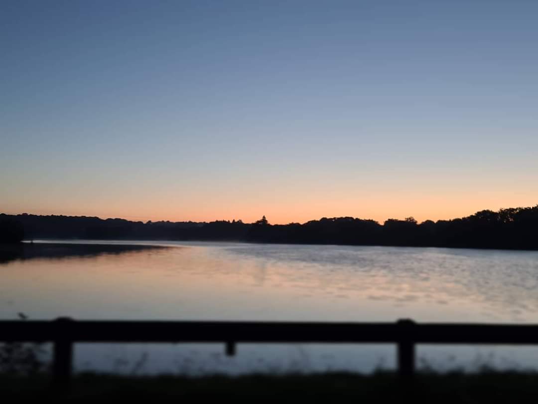 étang coucher de soleil