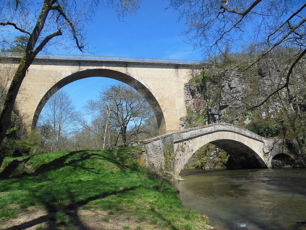 1024px-Ponts_de_Pierre-Perthuis.jpg