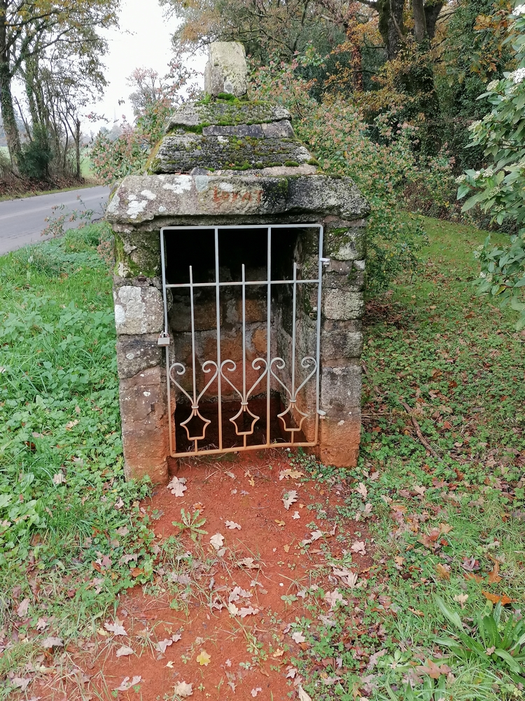 Fontaine Rouillee rue de l abbaye.jpg