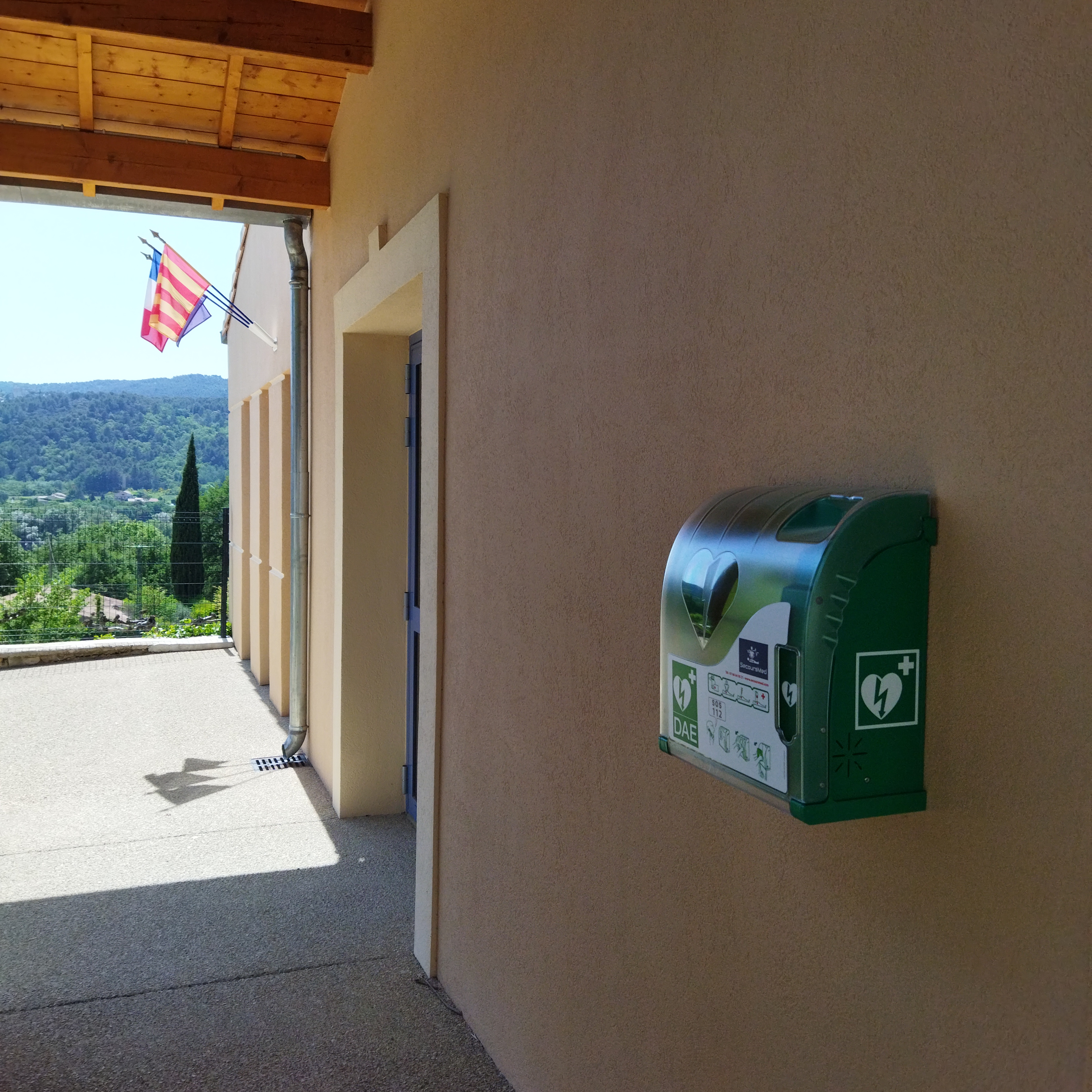Un défibrillateur a été installé devant la Mairie par la commune