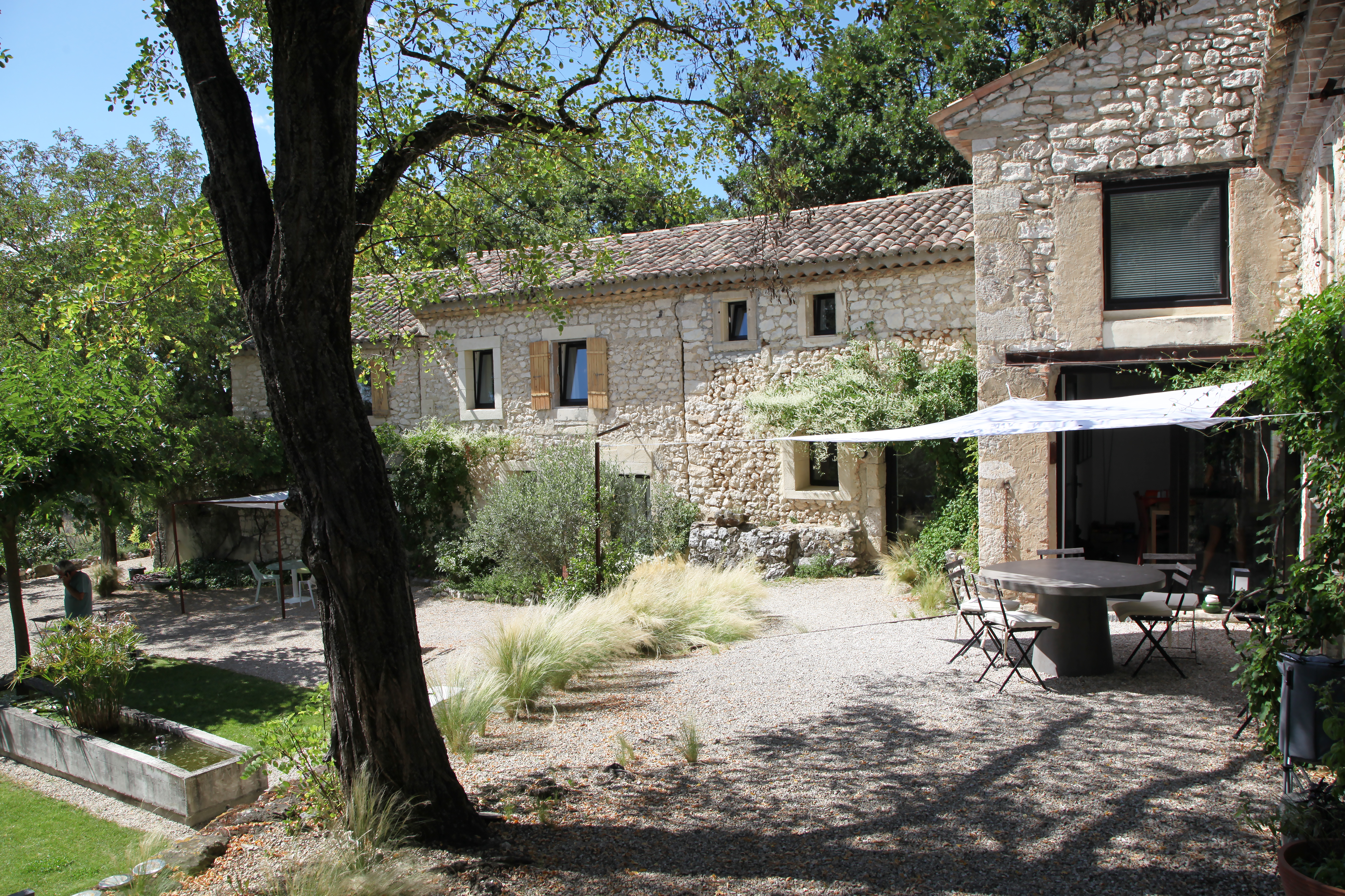 ESPLANES cour côté gauche.jpg