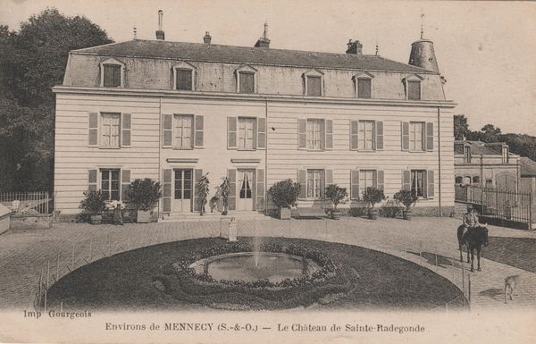 Chateau de sainte radegonde avant.jpg