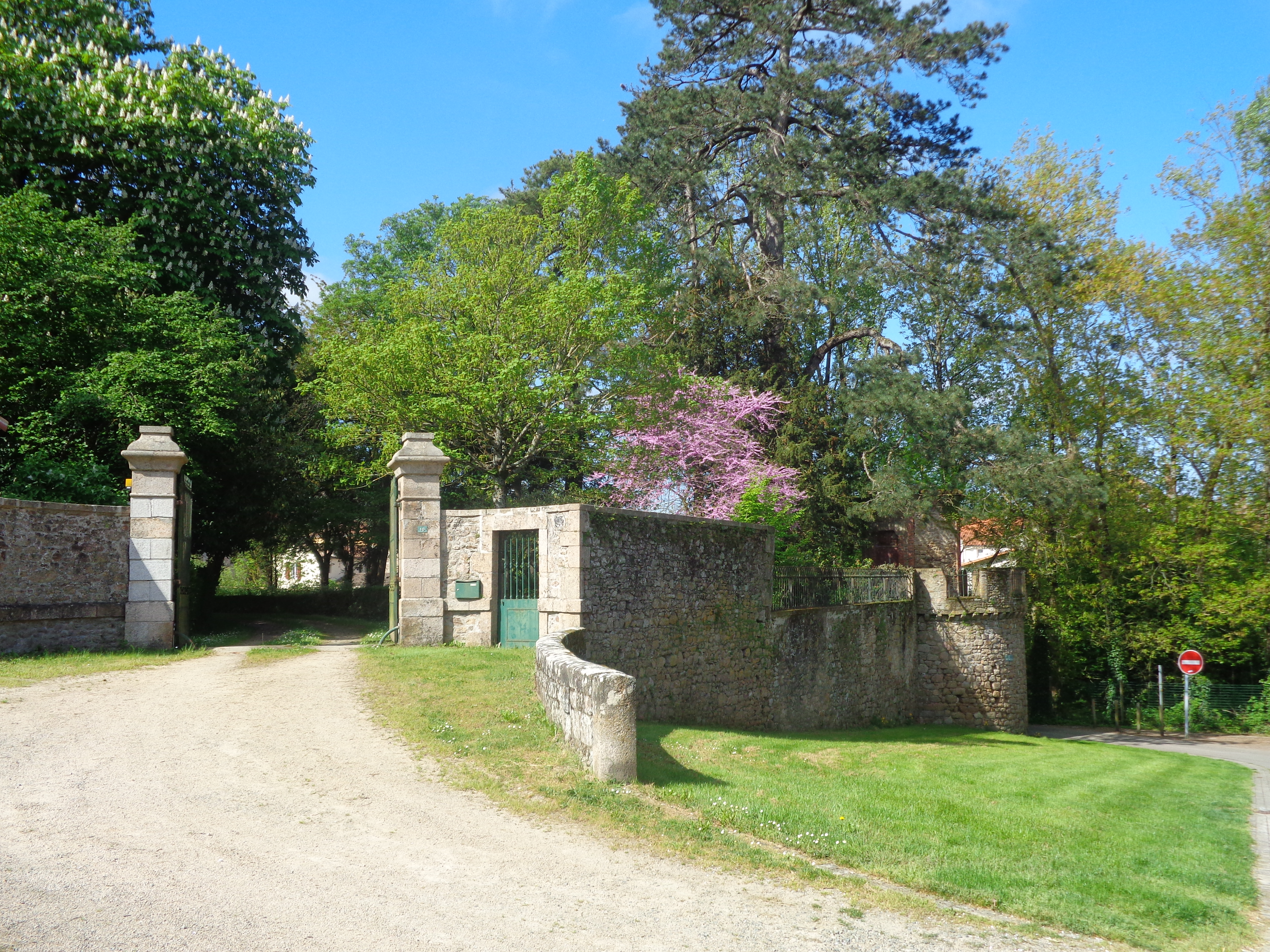 Angle Maison et Tour.JPG