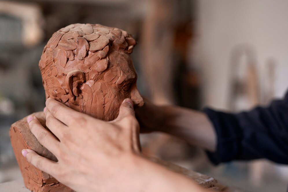 mains-argile-sculpture-vue-laterale_23-2149730852.jpg
