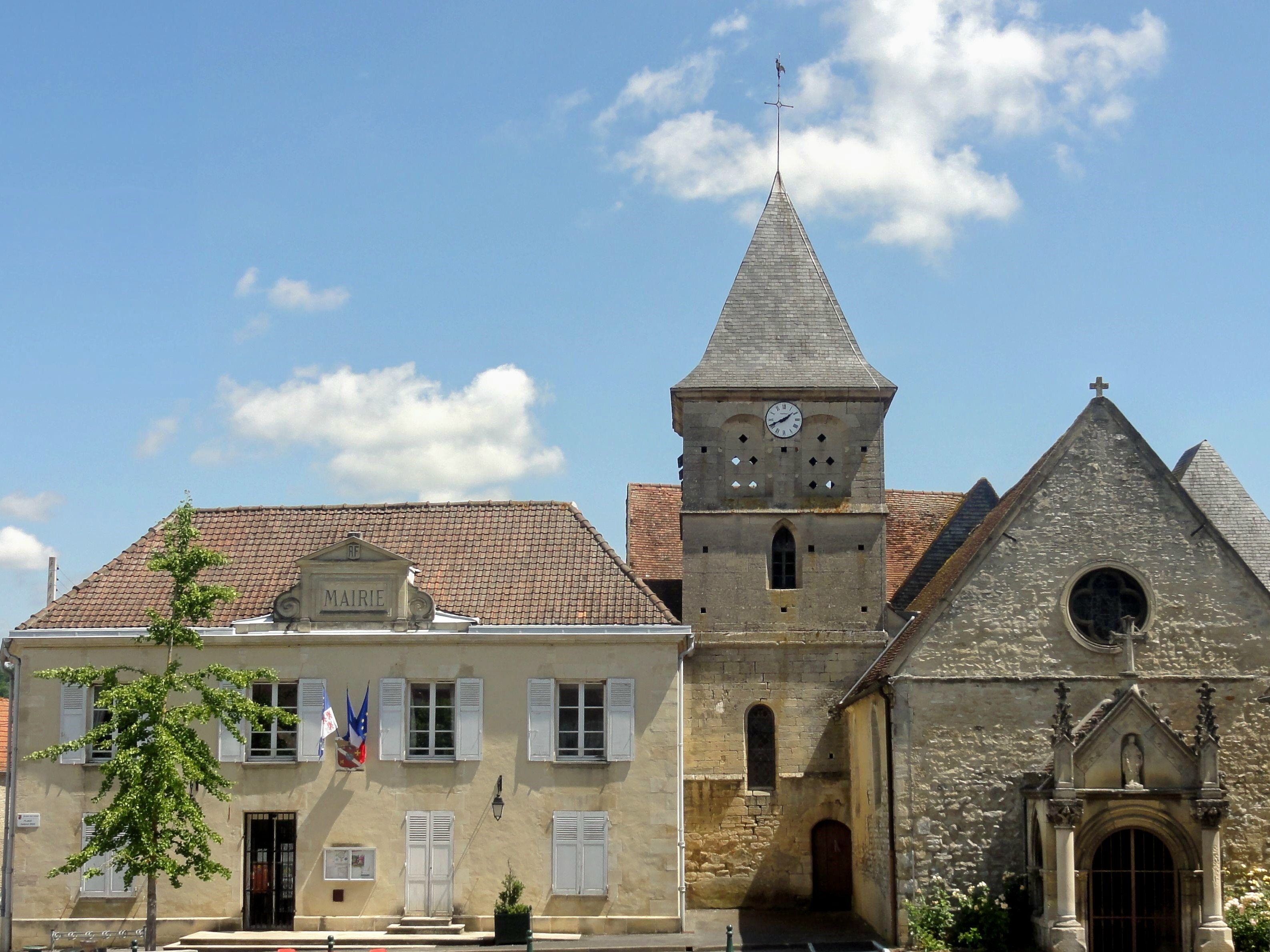 Balagny-sur-Thérain__61_,_mairie_et_église_Saint-Légér,_place_Gabriel-Péri.jpg
