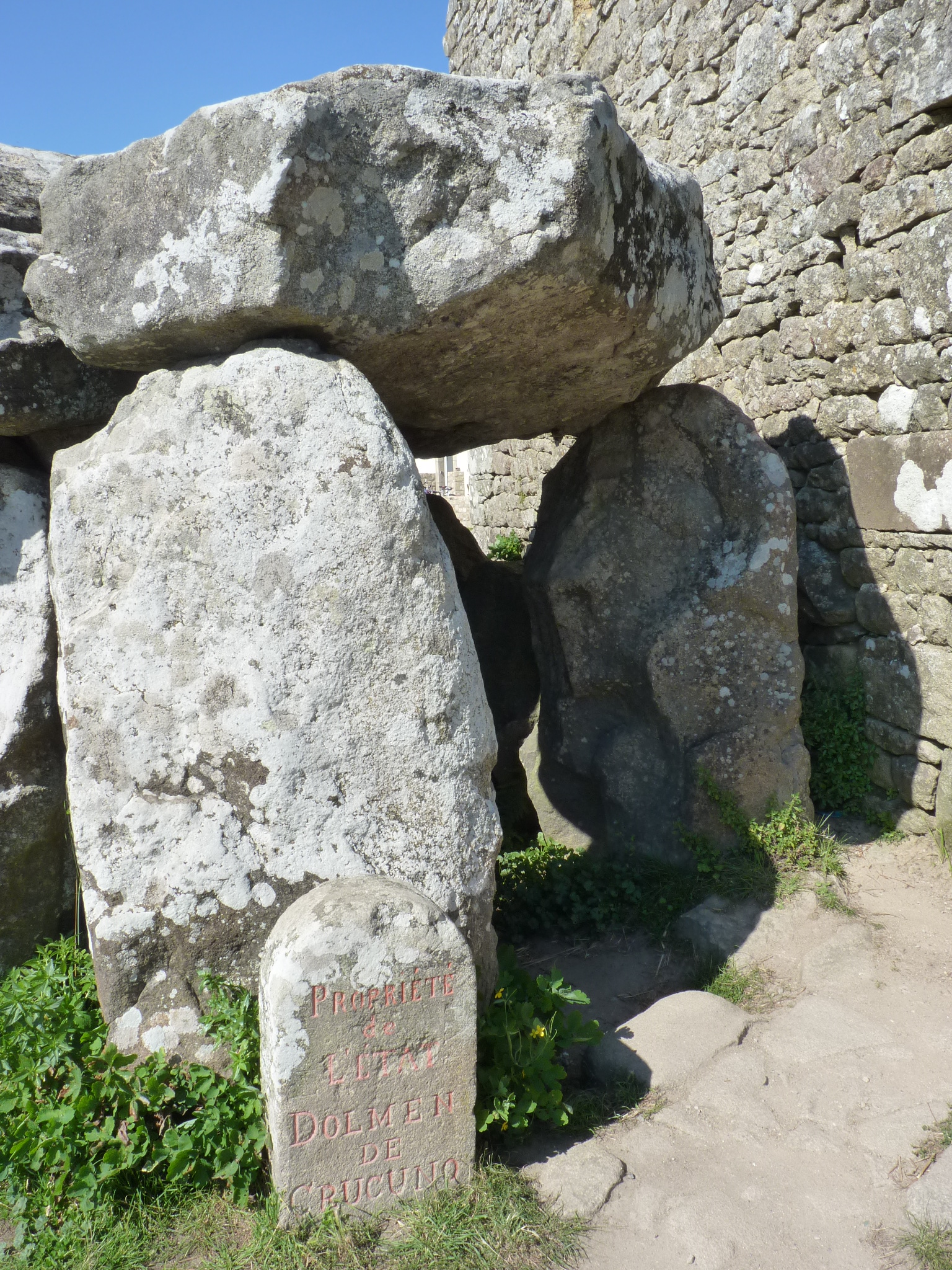 Crucuno dolmen4.JPG