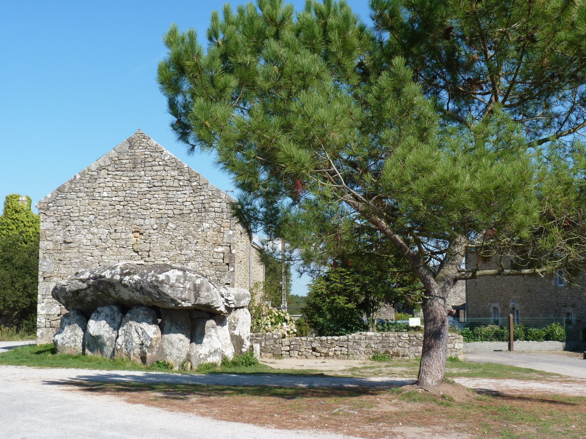 Crucuno dolmen1.JPG