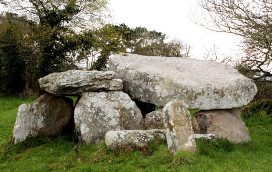 Dolmen Le Cosquer.jpg