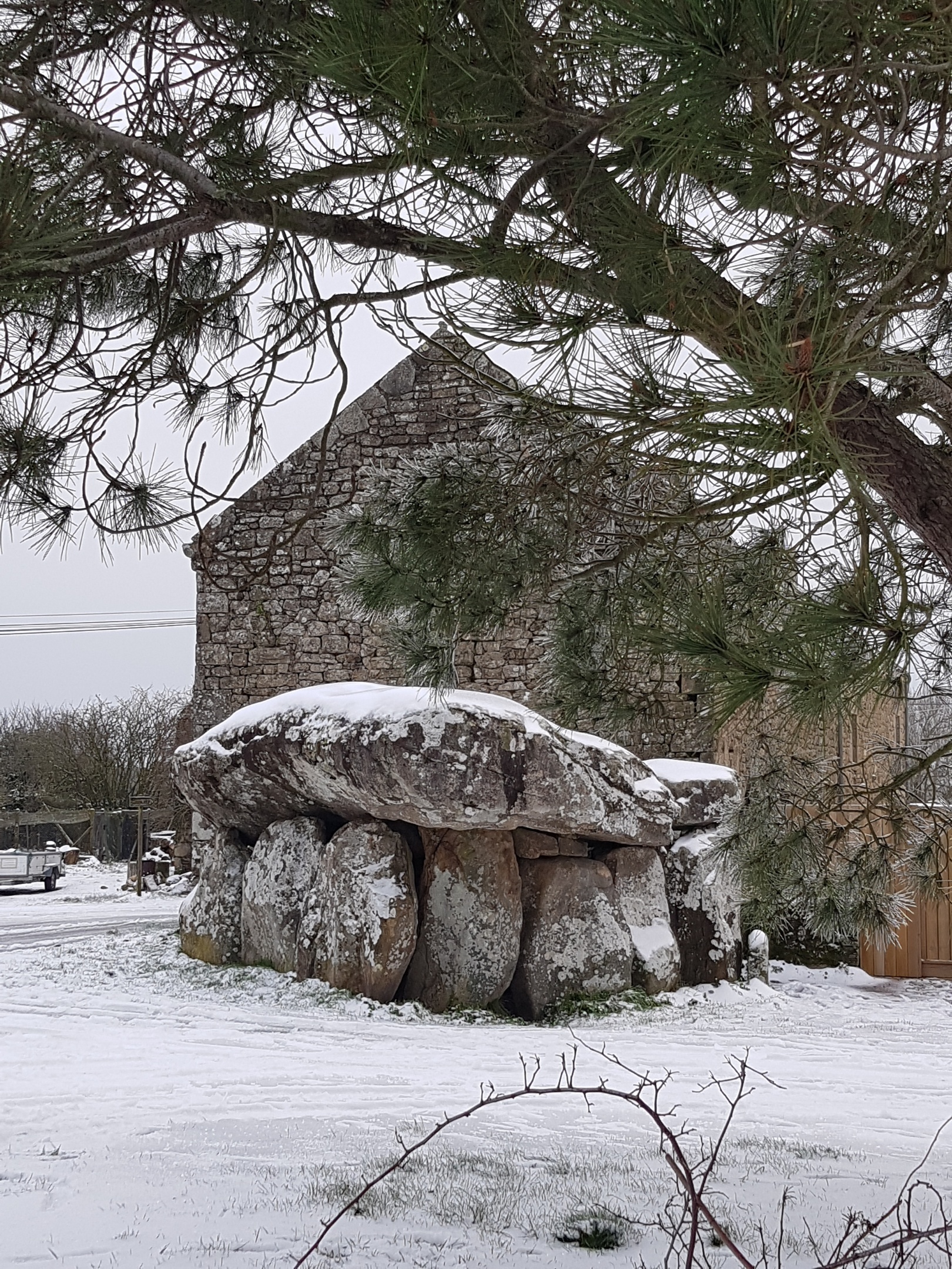 Dolmen Crucuno enneigé