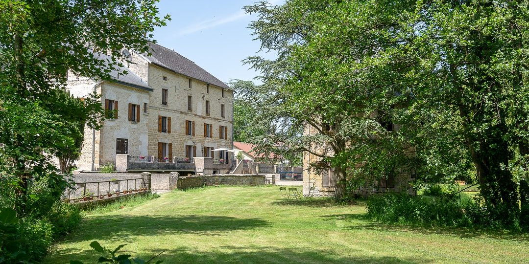 la-batisse-du-moulin-vue-du-fond-du-parc-1080x540.jpg