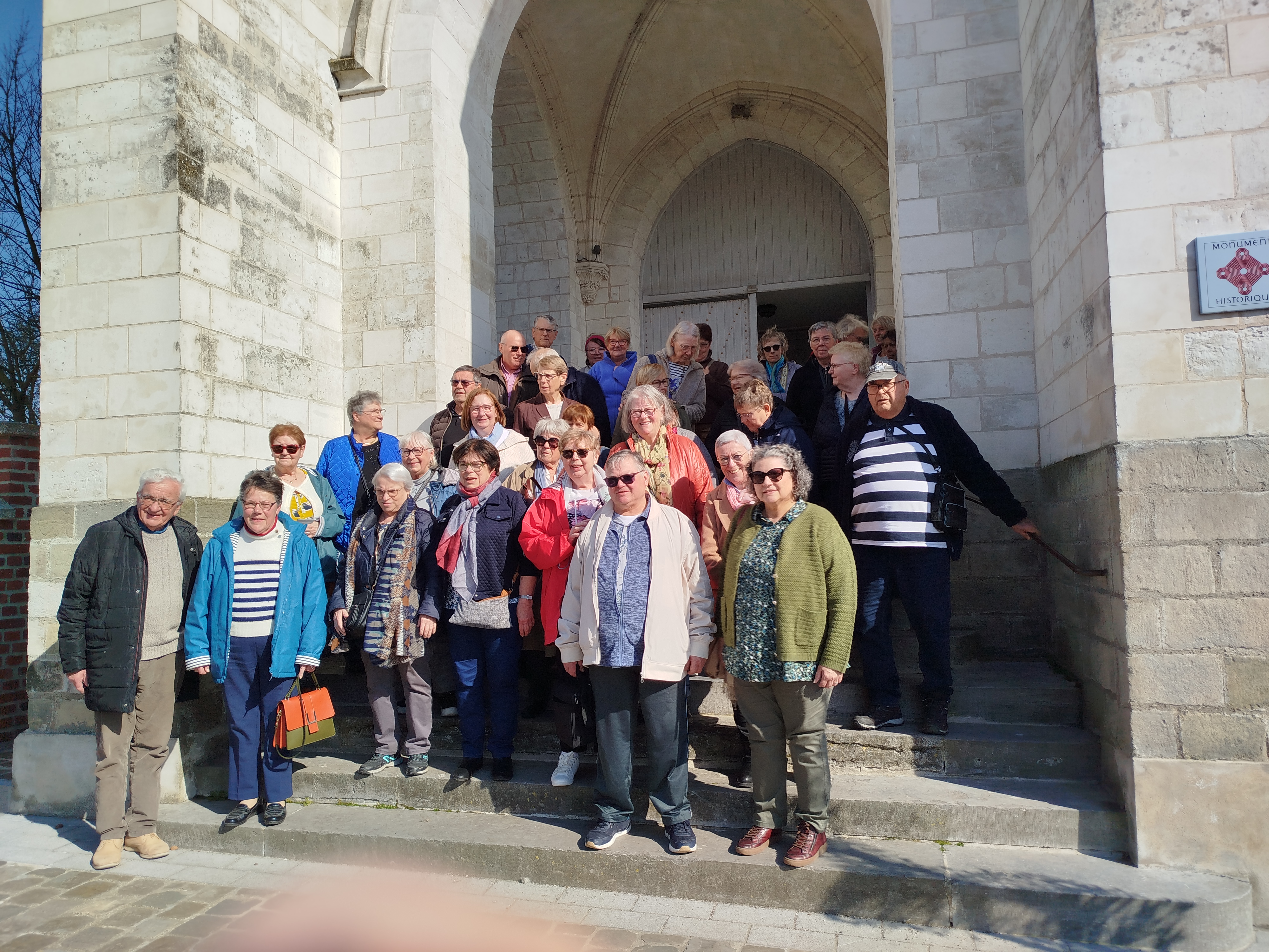 Groupe devant l_Eglise de Bouvines.jpg