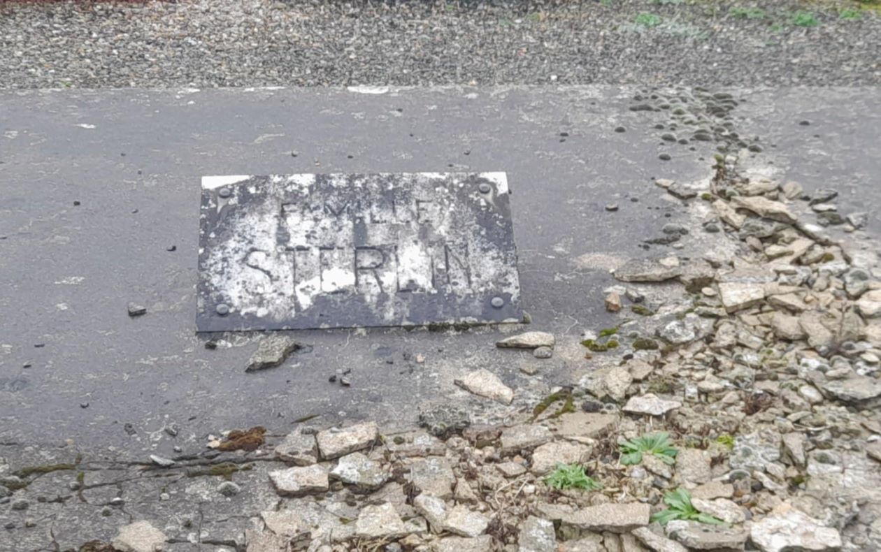 Plainville tombe STERLIN.jpg