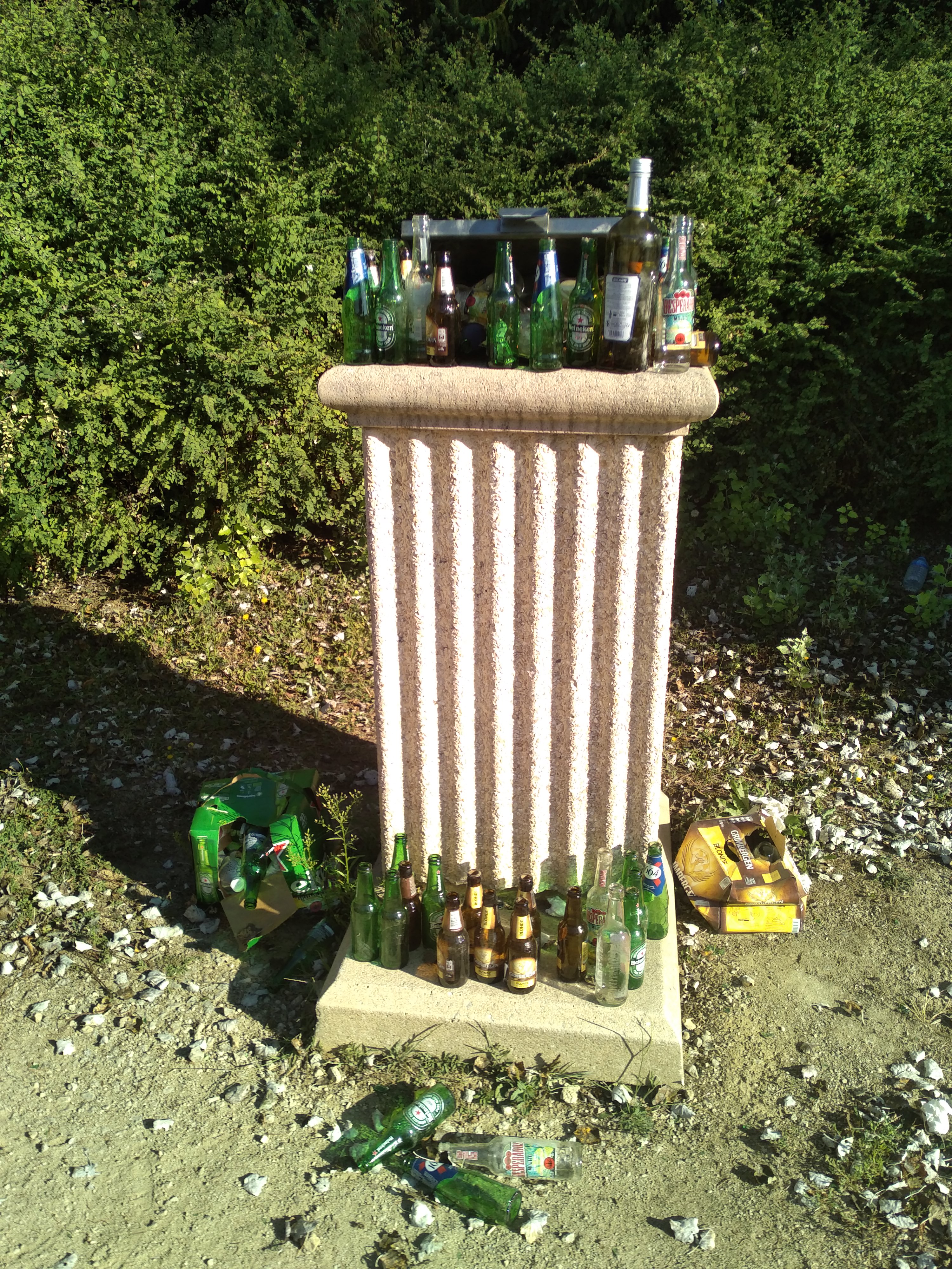 bières sur poubelle.jpg
