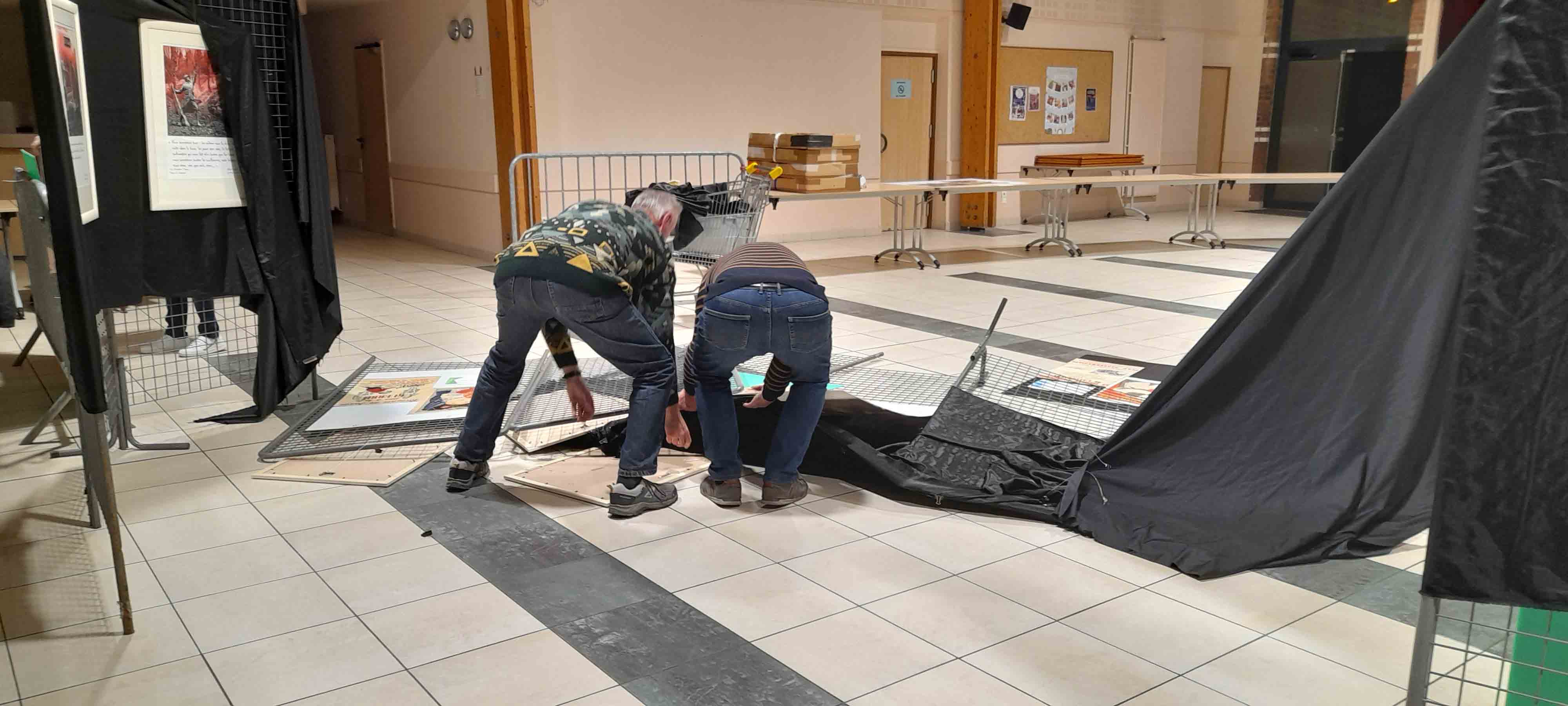 003 catastrophe l_expo photos  à terre.jpg