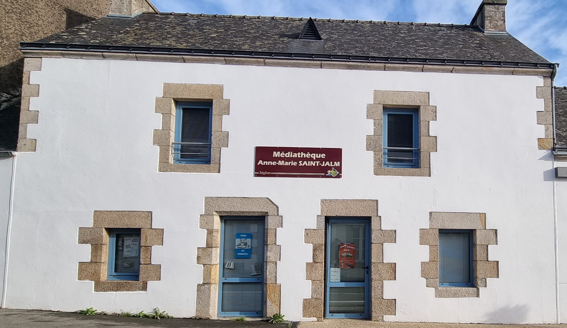 photo médiathèque avec panneau.jpg