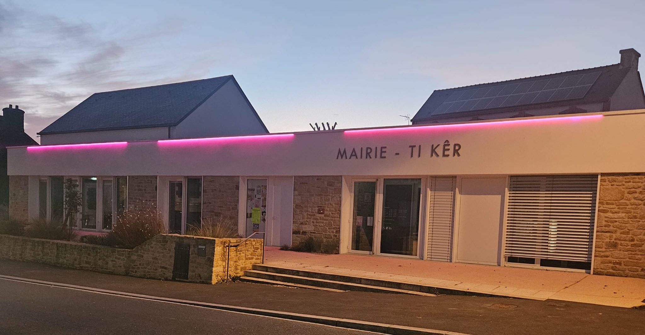 MAIRIE EN ROSE.jpg
