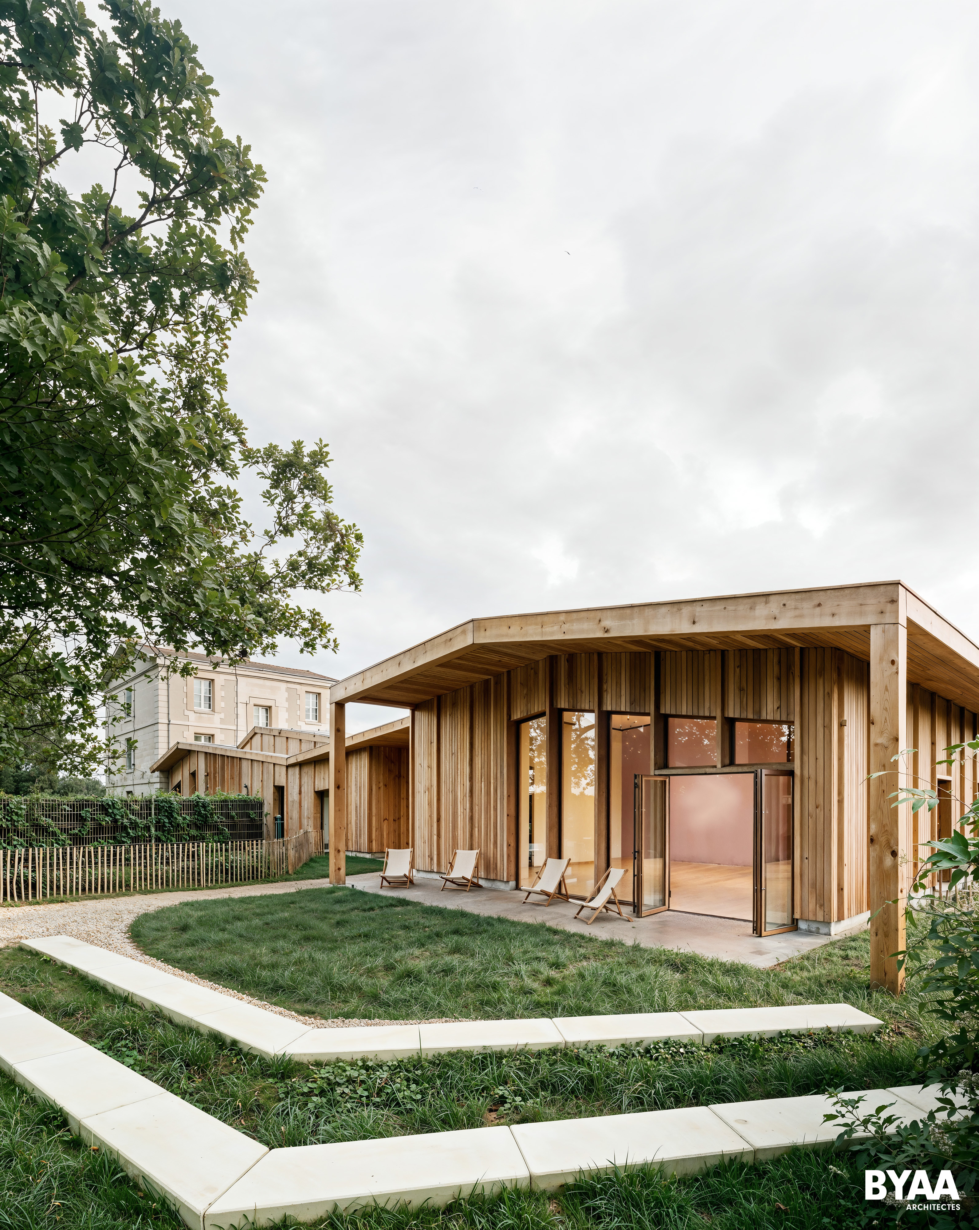 Médiathèque Salle d_activités_jardin.JPG